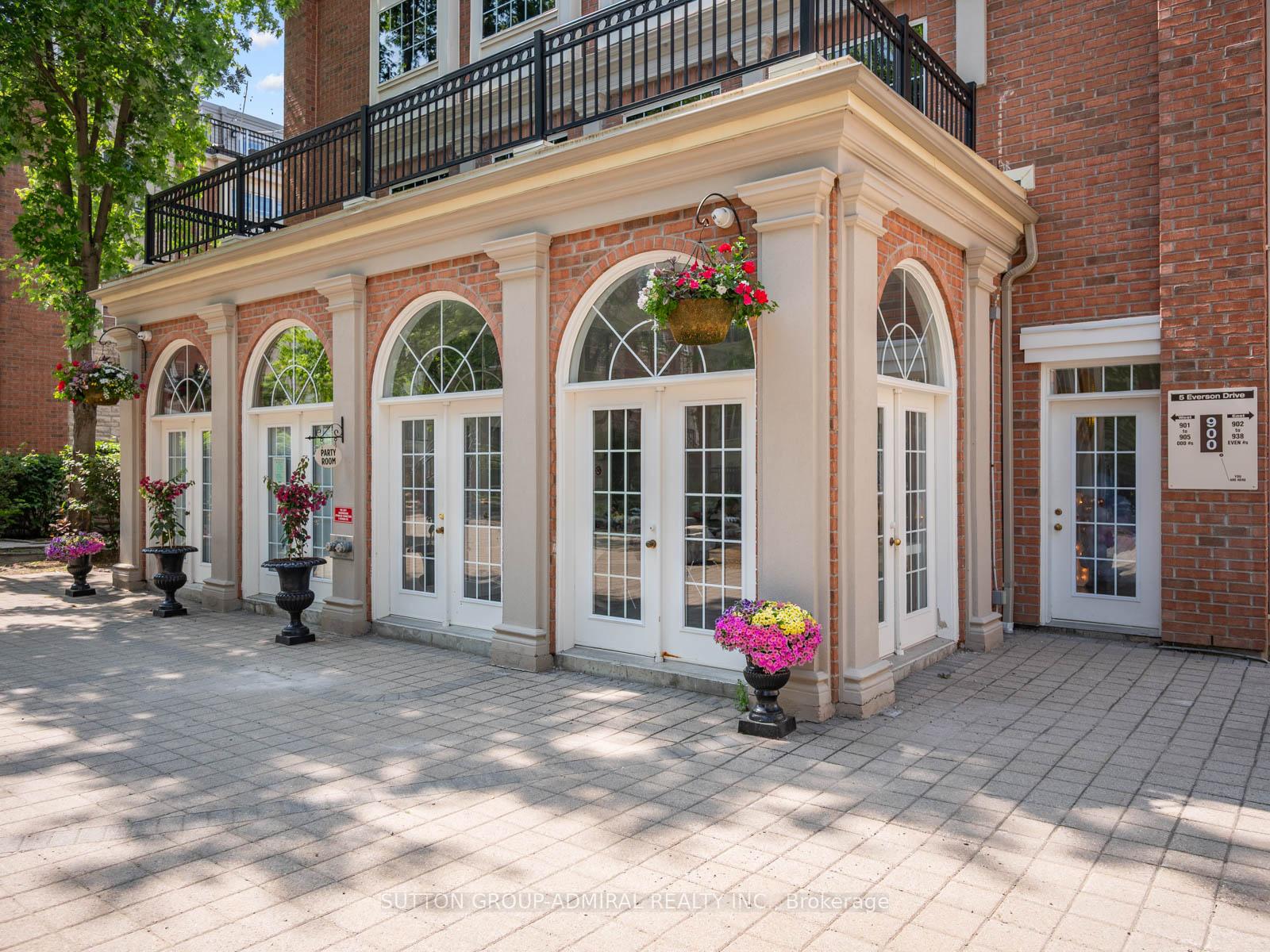 2 Bedrooms Condo at 5 Everson, Toronto For sale