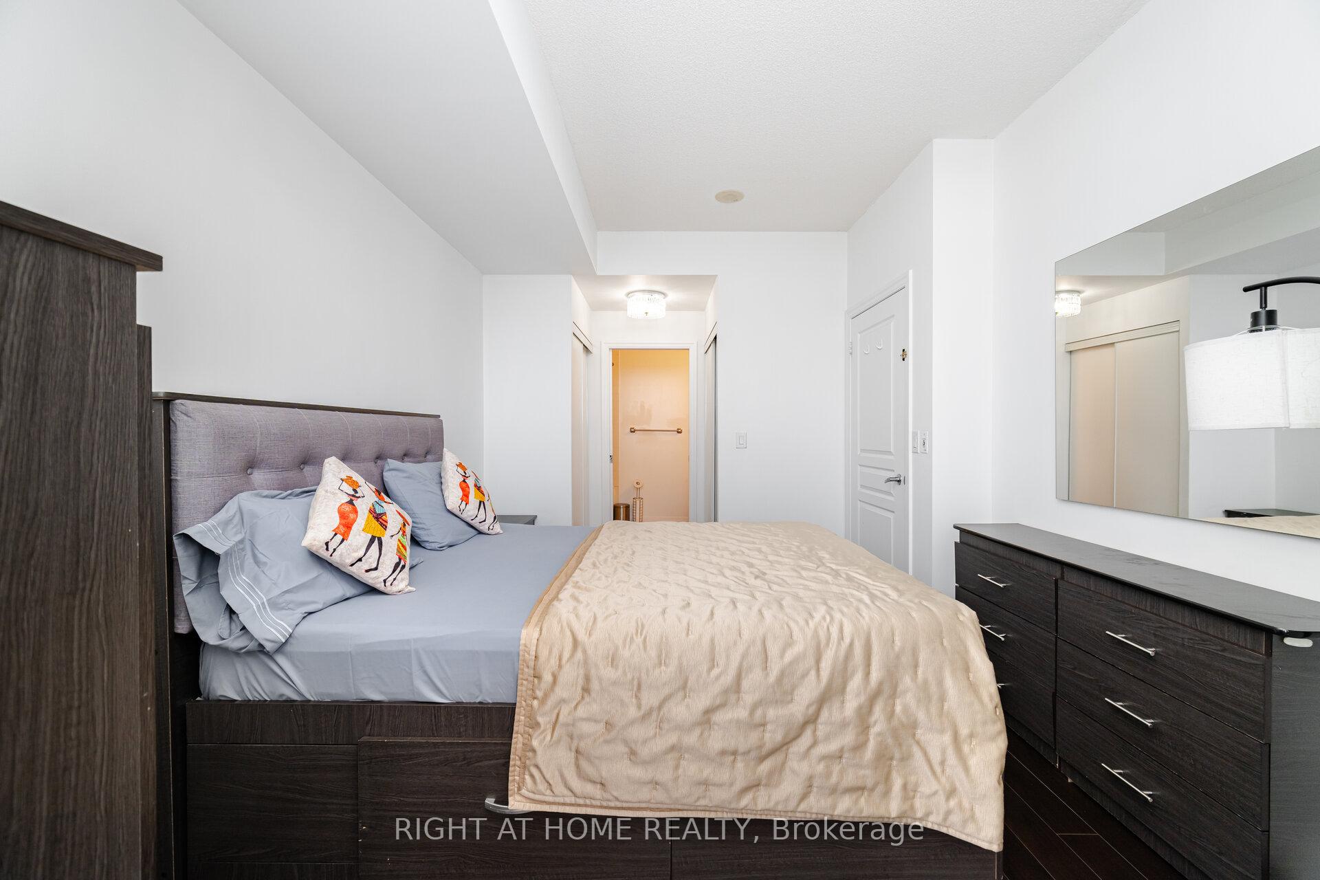 2 Bedrooms Condo at 225 Webb, Mississauga For sale