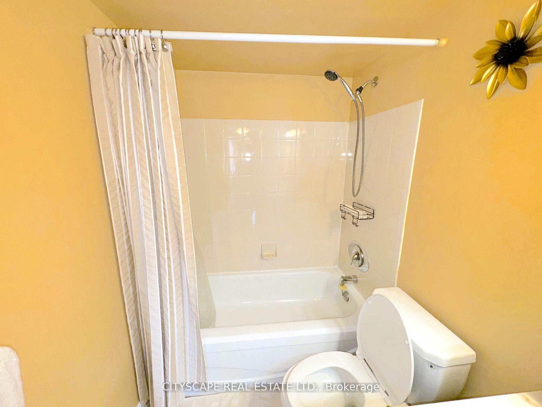 2 Bedrooms Condo at 25 Trailwood, Mississauga For sale