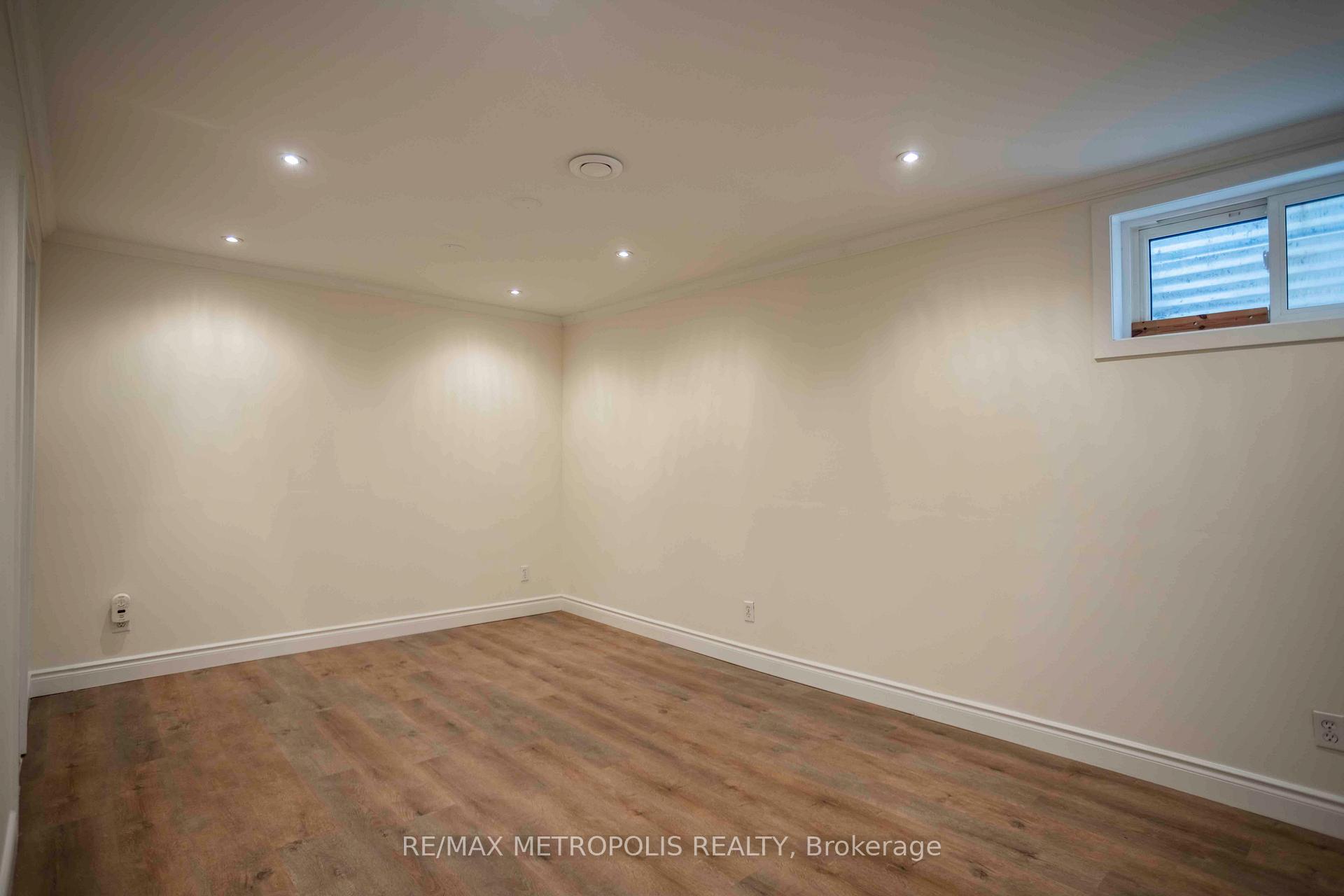 3 Bedrooms Condo at 11 Harrisford, Hamilton For sale
