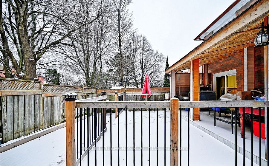 32 BARRINGTON Crescent