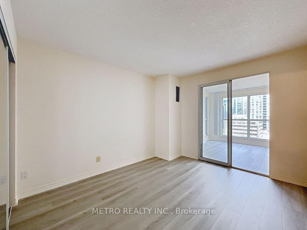 3 Bedrooms Condo at 18 Hollywood, Toronto For sale
