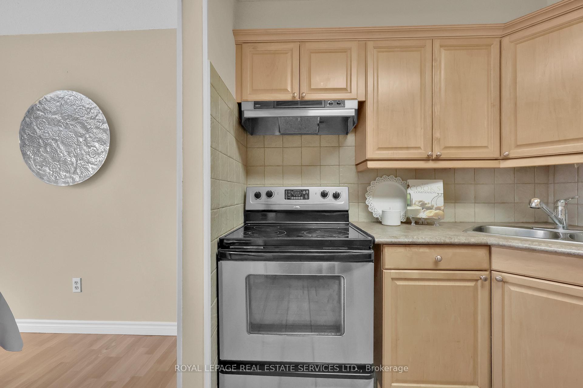 3 Bedrooms Condo at 3125 Fifth, Mississauga For sale
