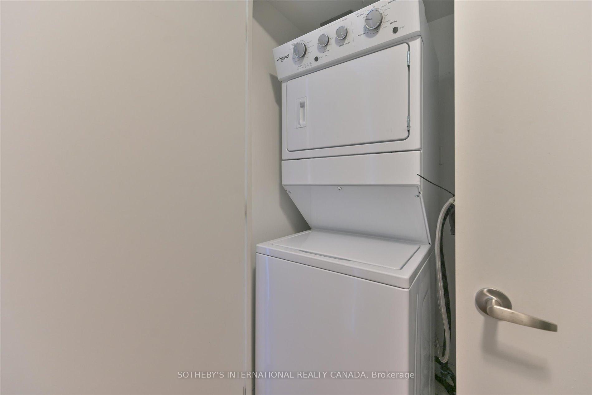 2 Bedrooms Condo at 5260 Dundas, Burlington For sale