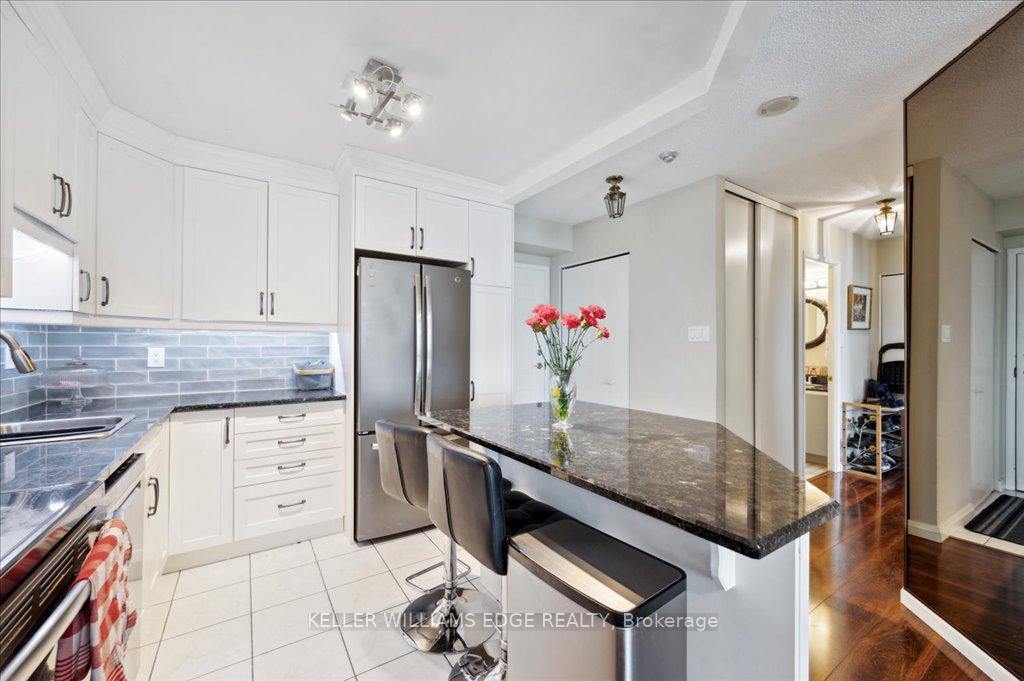 2 Bedrooms Condo at 1270 Maple Crossing, Burlington For sale