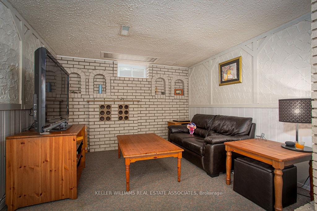3 Bedrooms Condo at 2216 Upper Middle, Burlington For sale
