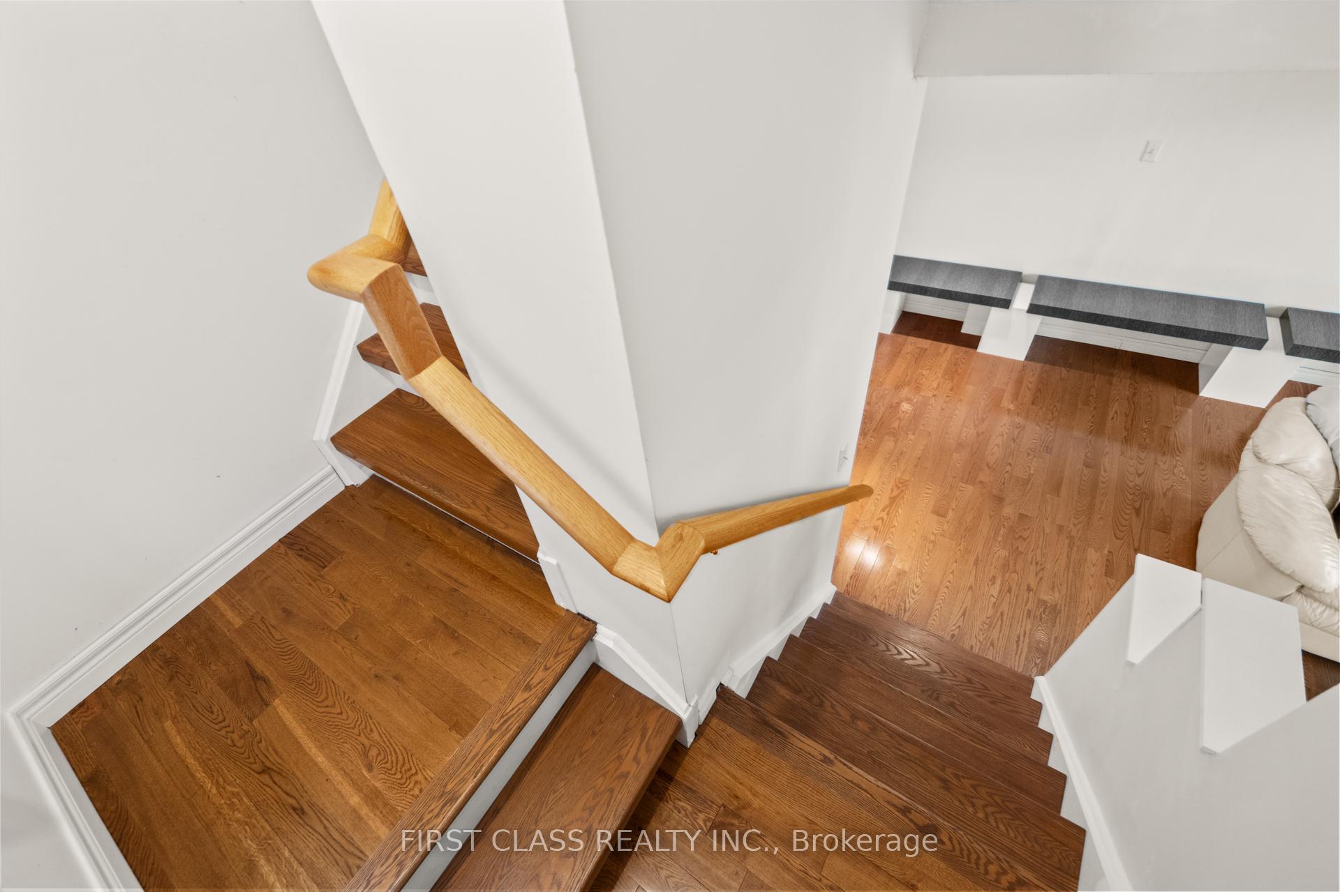 4 Bedrooms Condo at 10A Leaside Park, Toronto For sale
