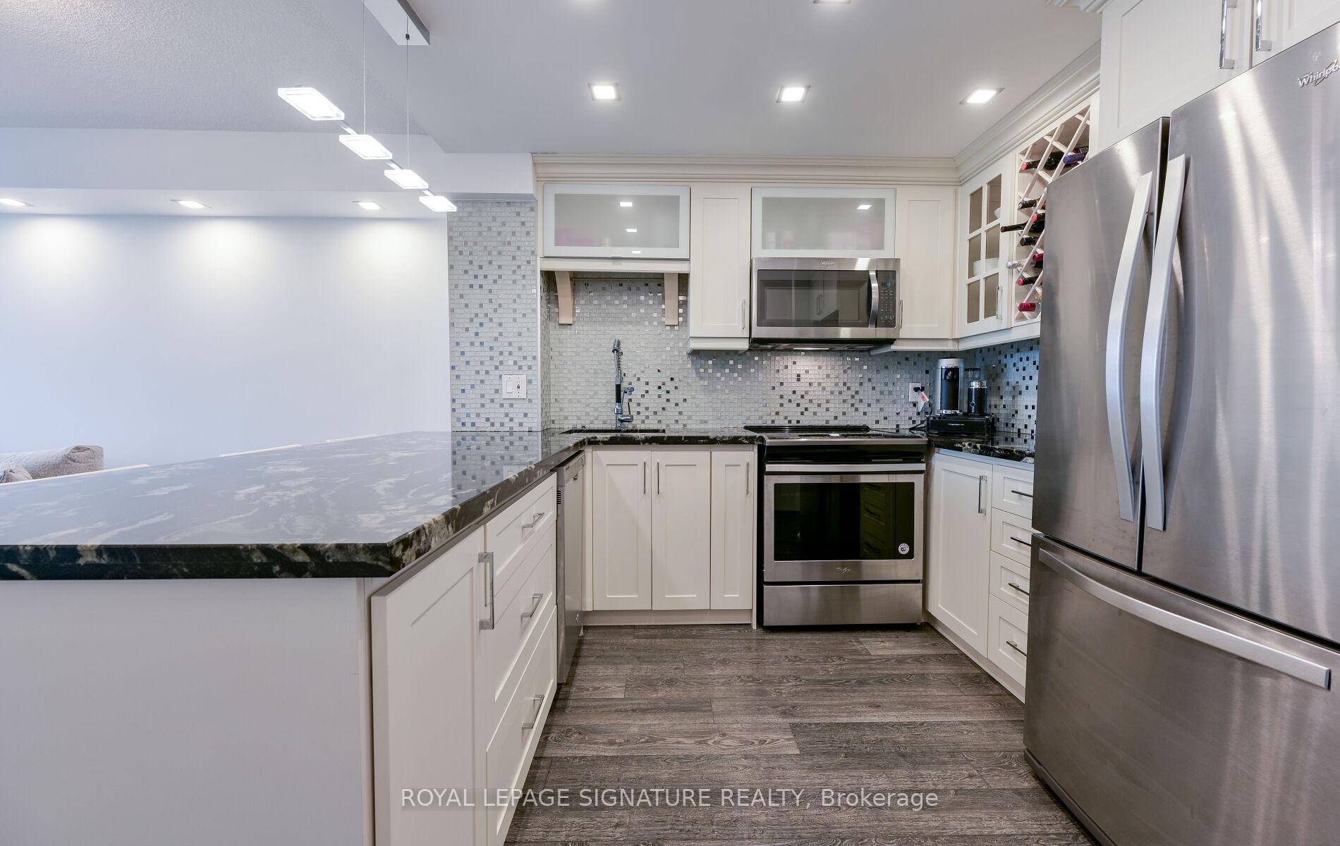 2 Bedrooms Condo at 75 King, Mississauga For sale