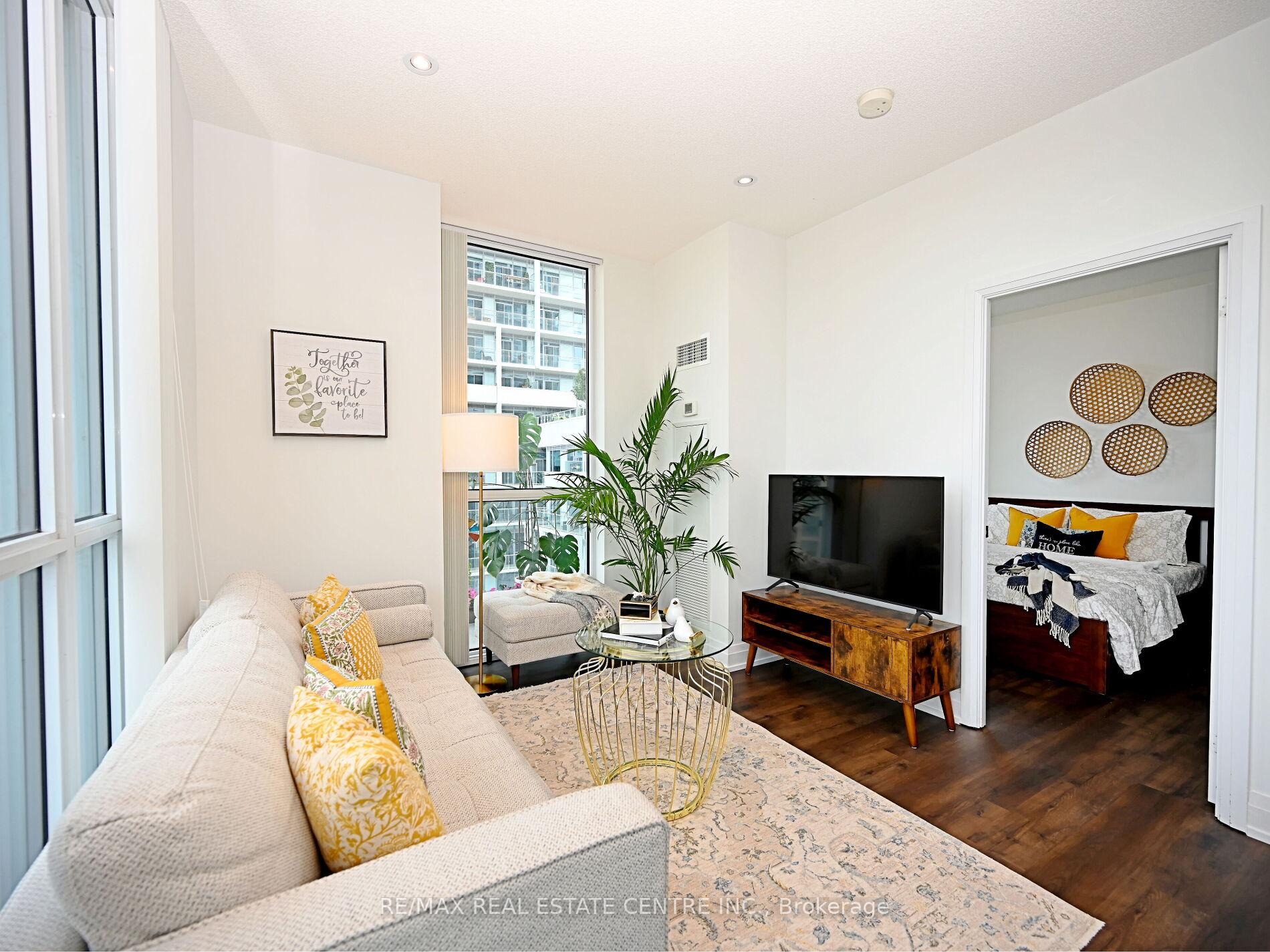 2 Bedrooms Condo at 65 Speers, Oakville For sale