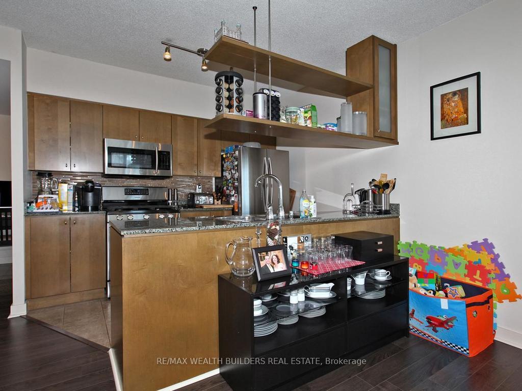 3 Bedrooms Condo at 35 Mariner,  Toronto For sale