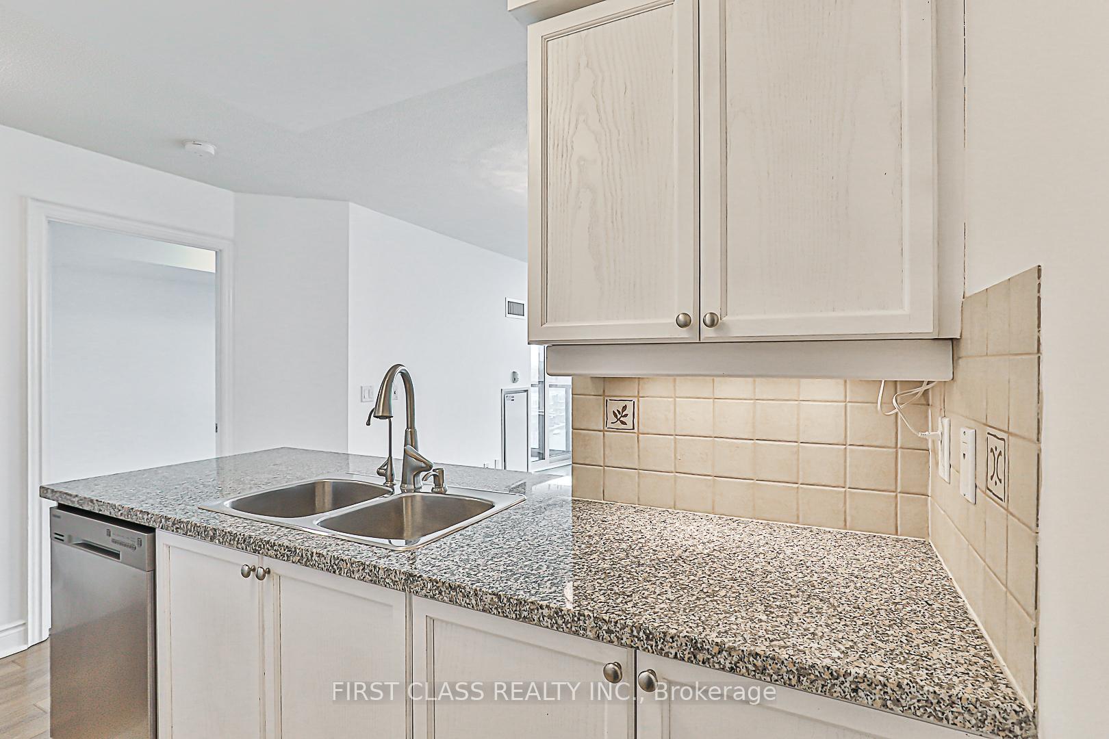 2 Bedrooms Condo at 15 Greenview,  Toronto For sale