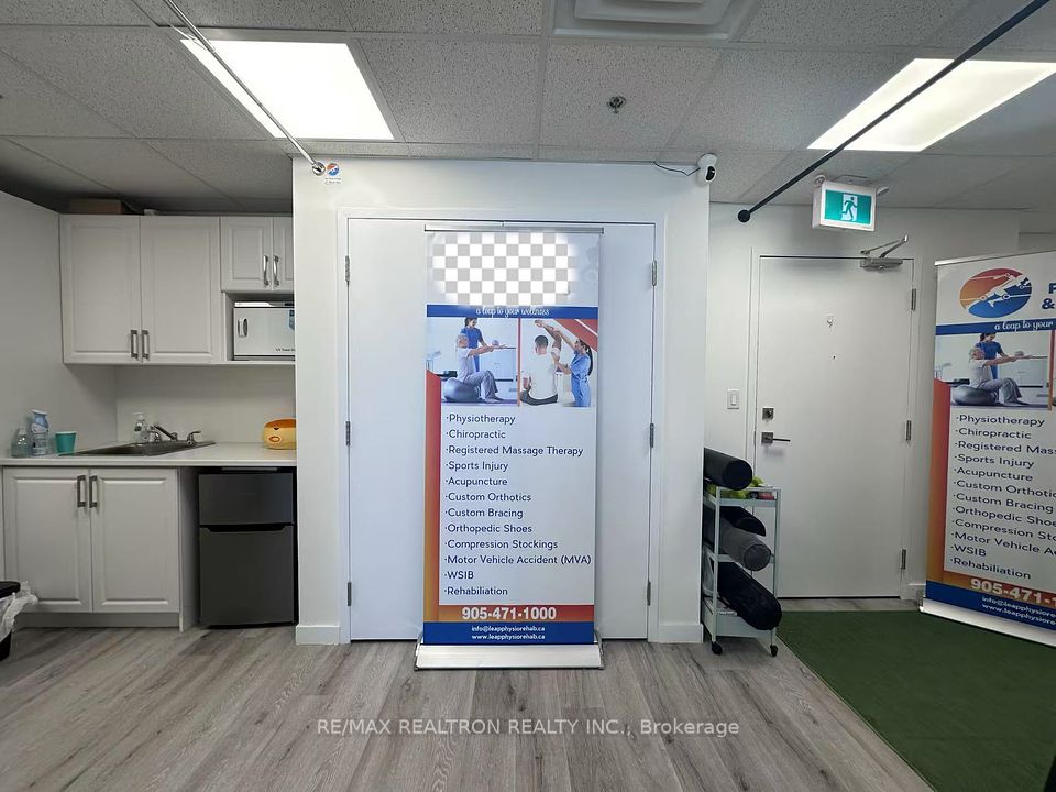 https://trreb-image.ampre.ca/c2DSwm1gmoQm6nLBkykHpFoIVHYxaQHiy1OlAOGfEZE/rs:fit:960:960/wm:.5:so:0:50:.4/wmsh:10/wmt:PHNwYW4gZm9yZWdyb3VuZD0nd2hpdGUnIGZvbnQ9JzY4Jz5SRS9NQVggUkVBTFRST04gUkVBTFRZIElOQy4sIEJyb2tlcmFnZTwvc3Bhbj4/cb:20250214194038/L3RycmViL2xpc3RpbmdzLzQwLzYwLzU4LzU2L3AvMGQzNWE5NTMtNjhhZi00MDg4LWFmNDItMTY4NmEzN2RjMTdlLmpwZw.jpg