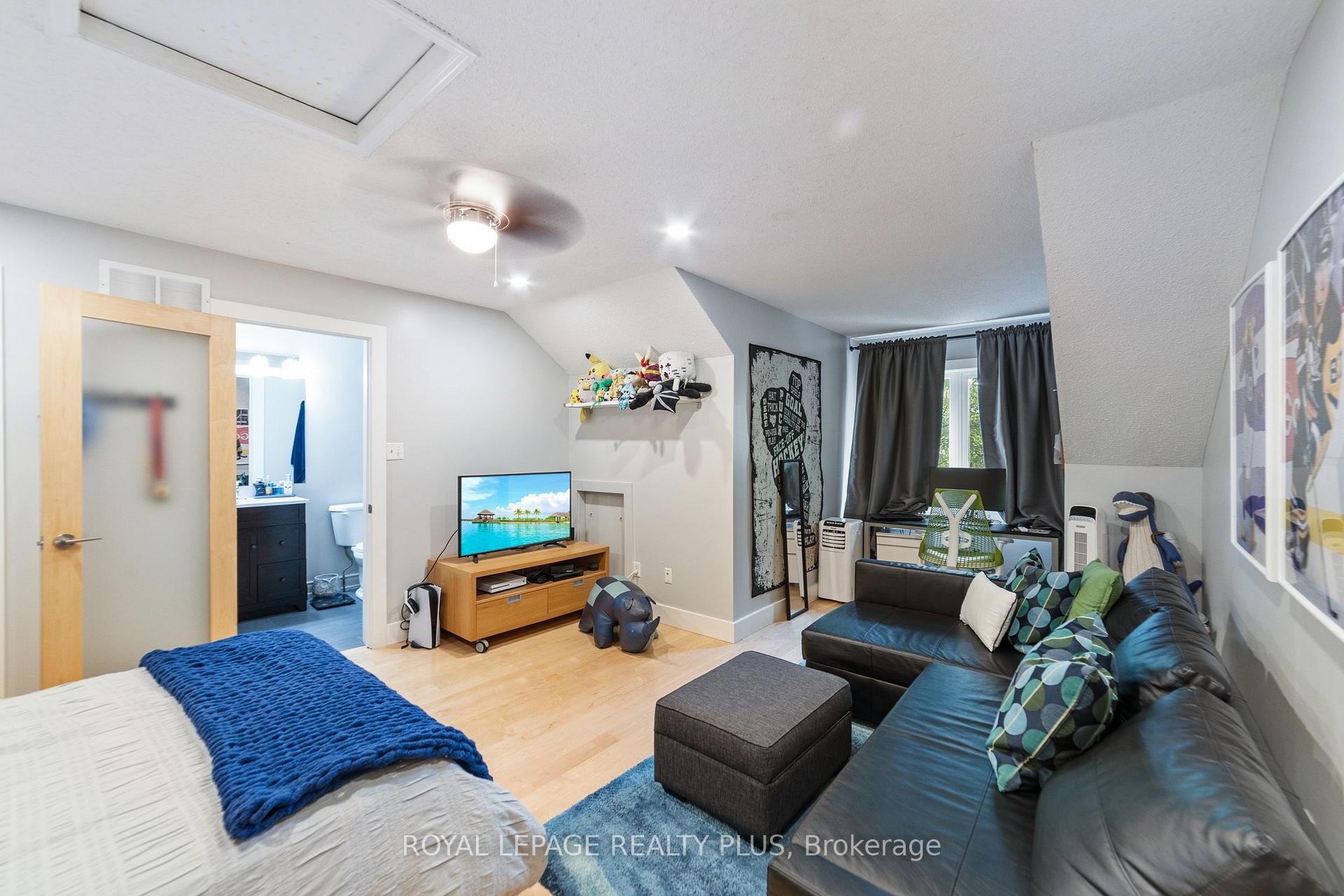 3 Bedrooms Condo at 928 Queen, Mississauga For sale