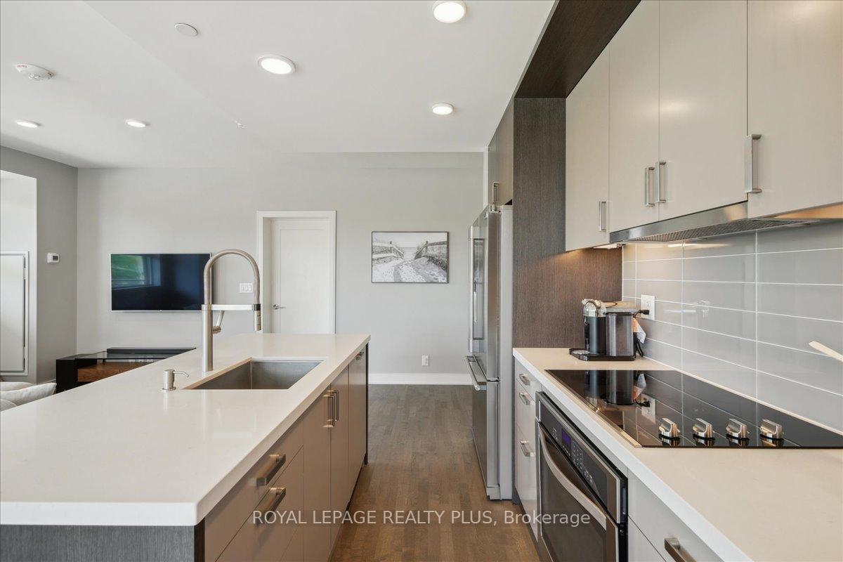 2 Bedrooms Condo at 1575 Lakeshore, Mississauga For sale