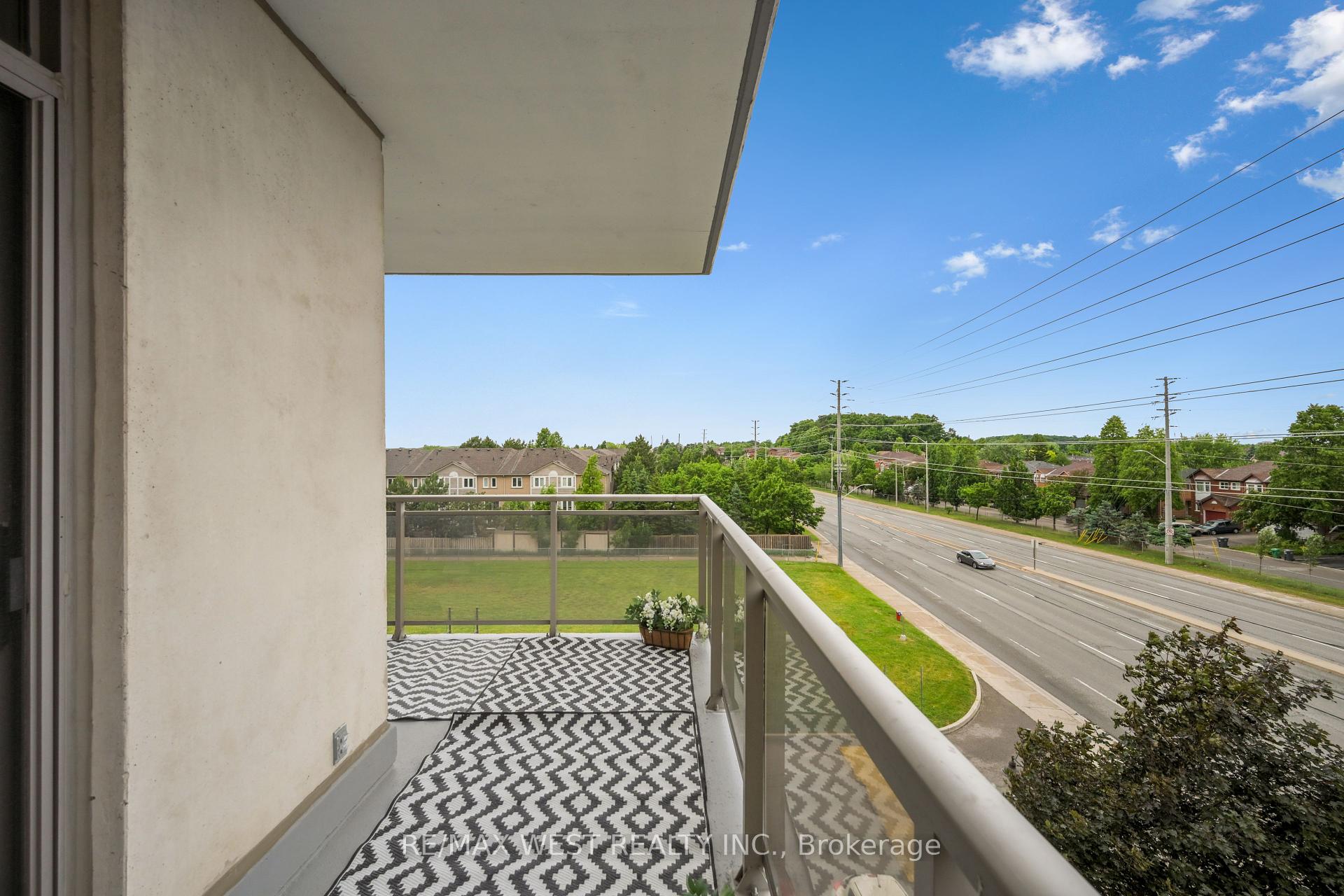 2 Bedrooms Condo at 810 Scollard, Mississauga For sale