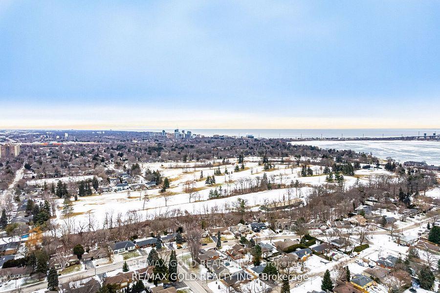 2 Bedrooms Condo at 320 Plains,  Burlington For sale