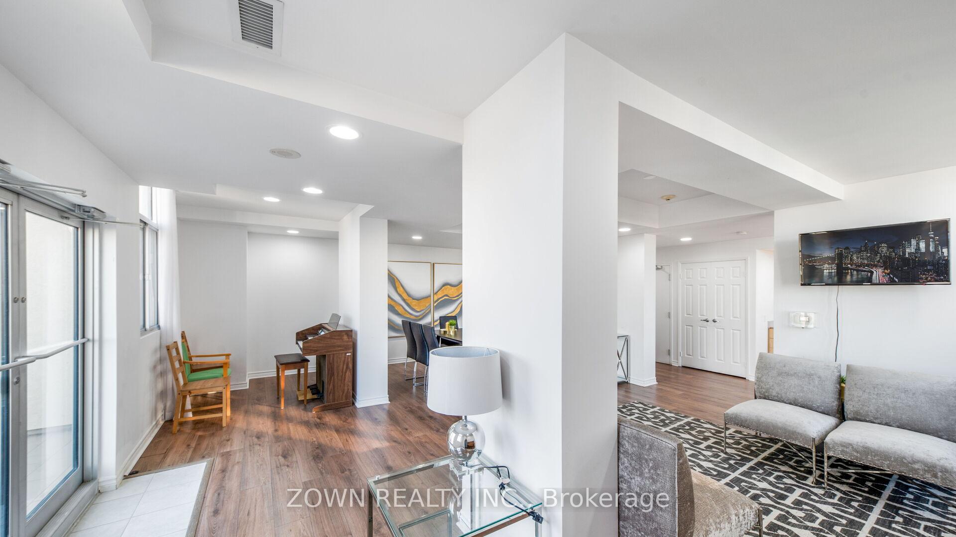3 Bedrooms Condo at 15 Maplewood, Toronto For sale