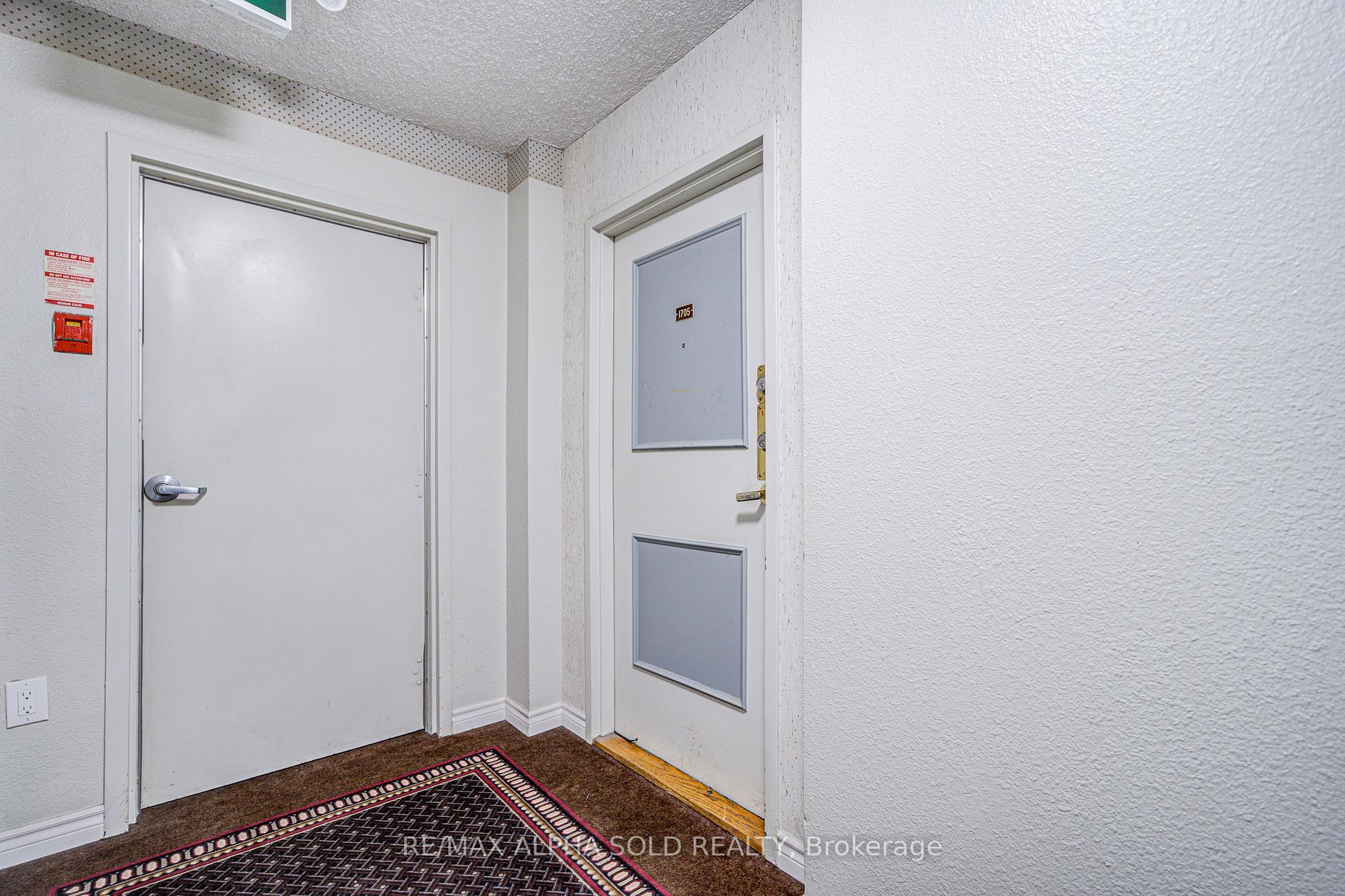 3 Bedrooms Condo at 100 Echo Point, Toronto For sale