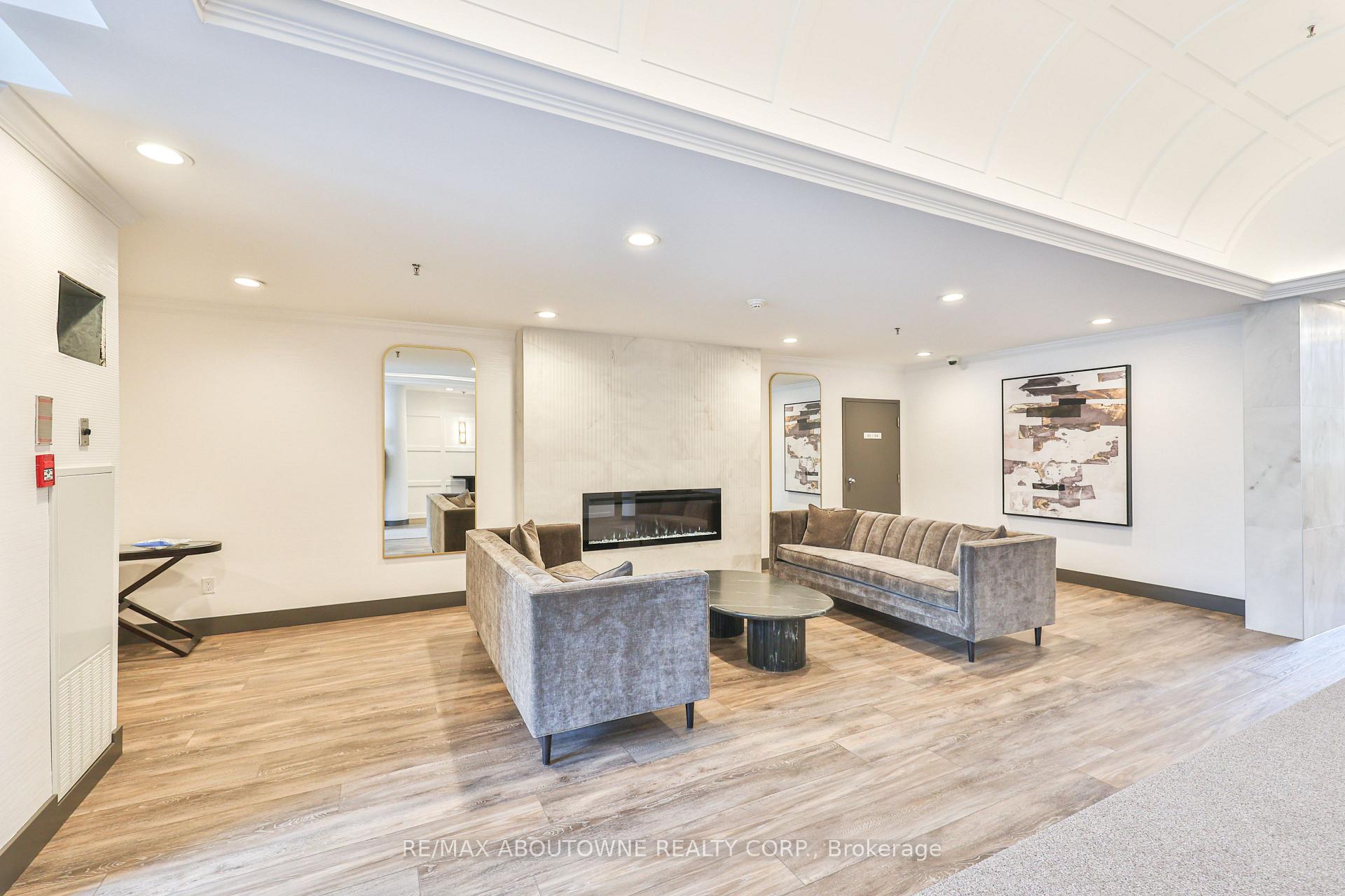 2 Bedrooms Condo at 185 Robinson, Oakville For sale