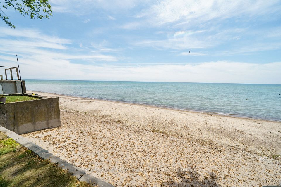976 Lakeshore