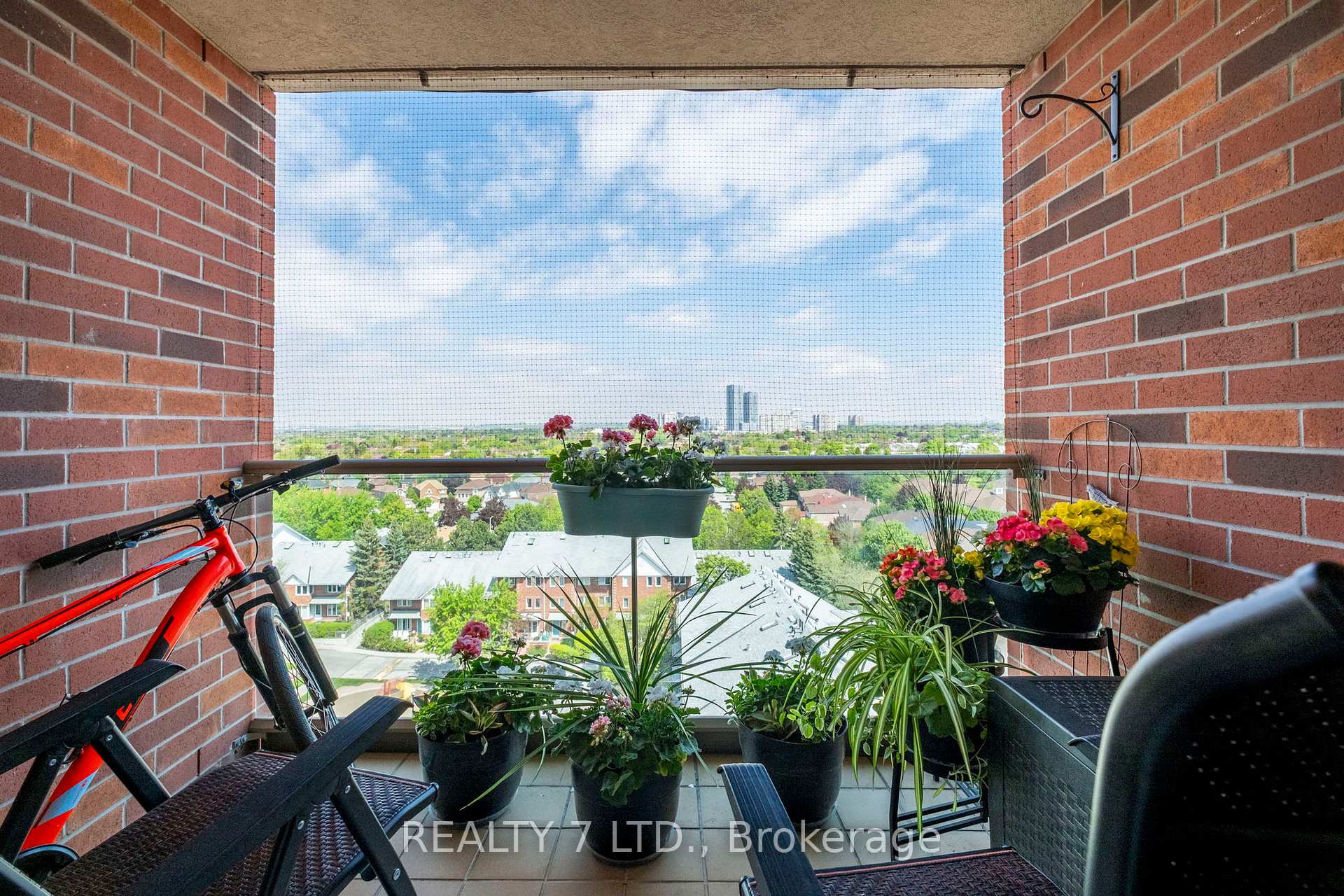 2 Bedrooms Condo at 850 Steeles, Vaughan For sale