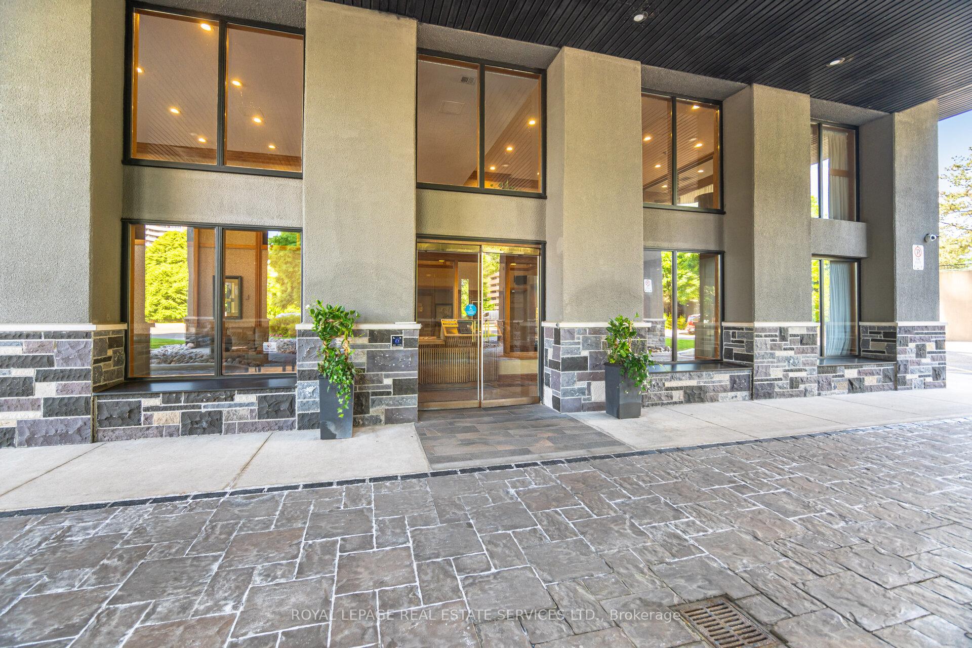 2 Bedrooms Condo at 40 Richview, Toronto For sale