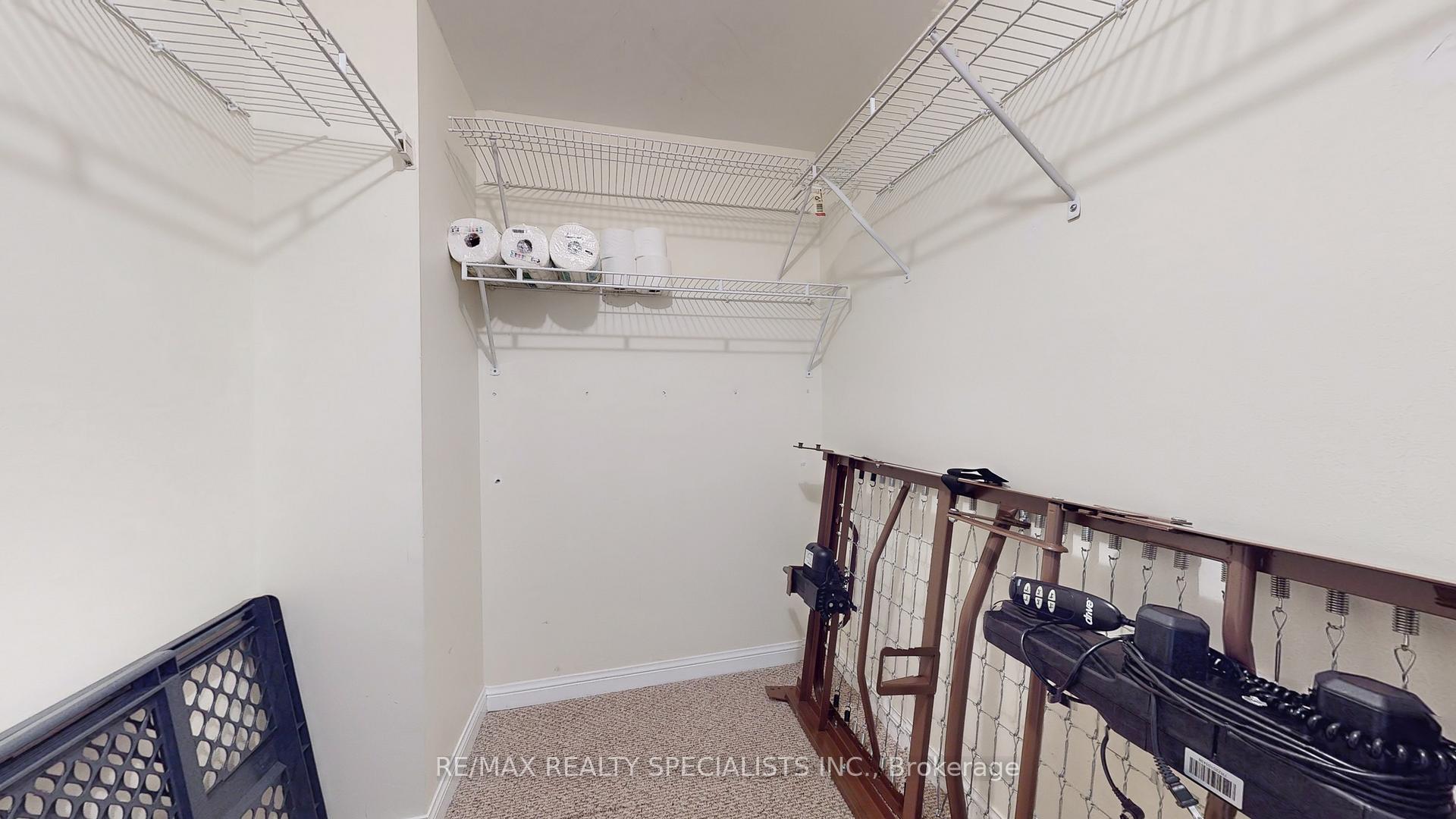 2 Bedrooms Condo at 45 Kingsbridge Garden, Mississauga For sale