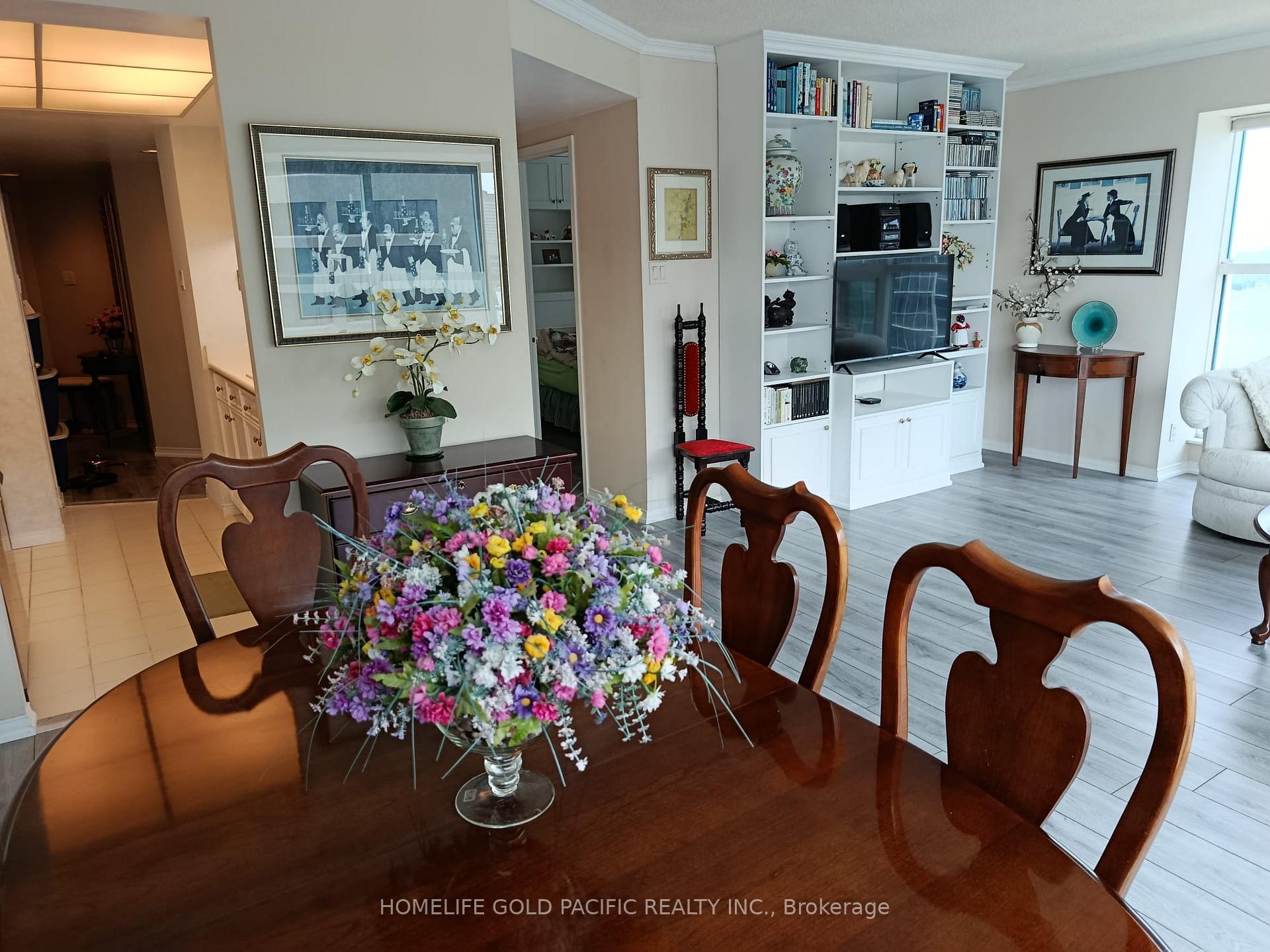 2 Bedrooms Condo at 77 Harbour, Toronto For sale