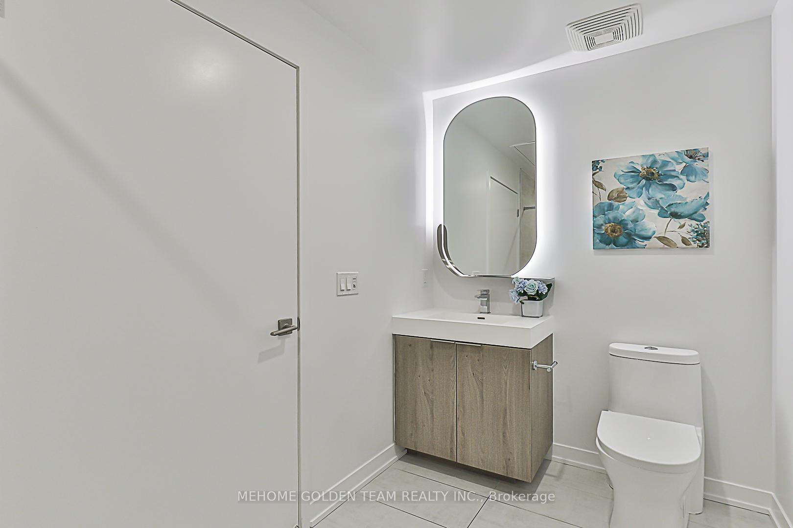 3 Bedrooms Condo at 15 Holmes, Toronto For sale