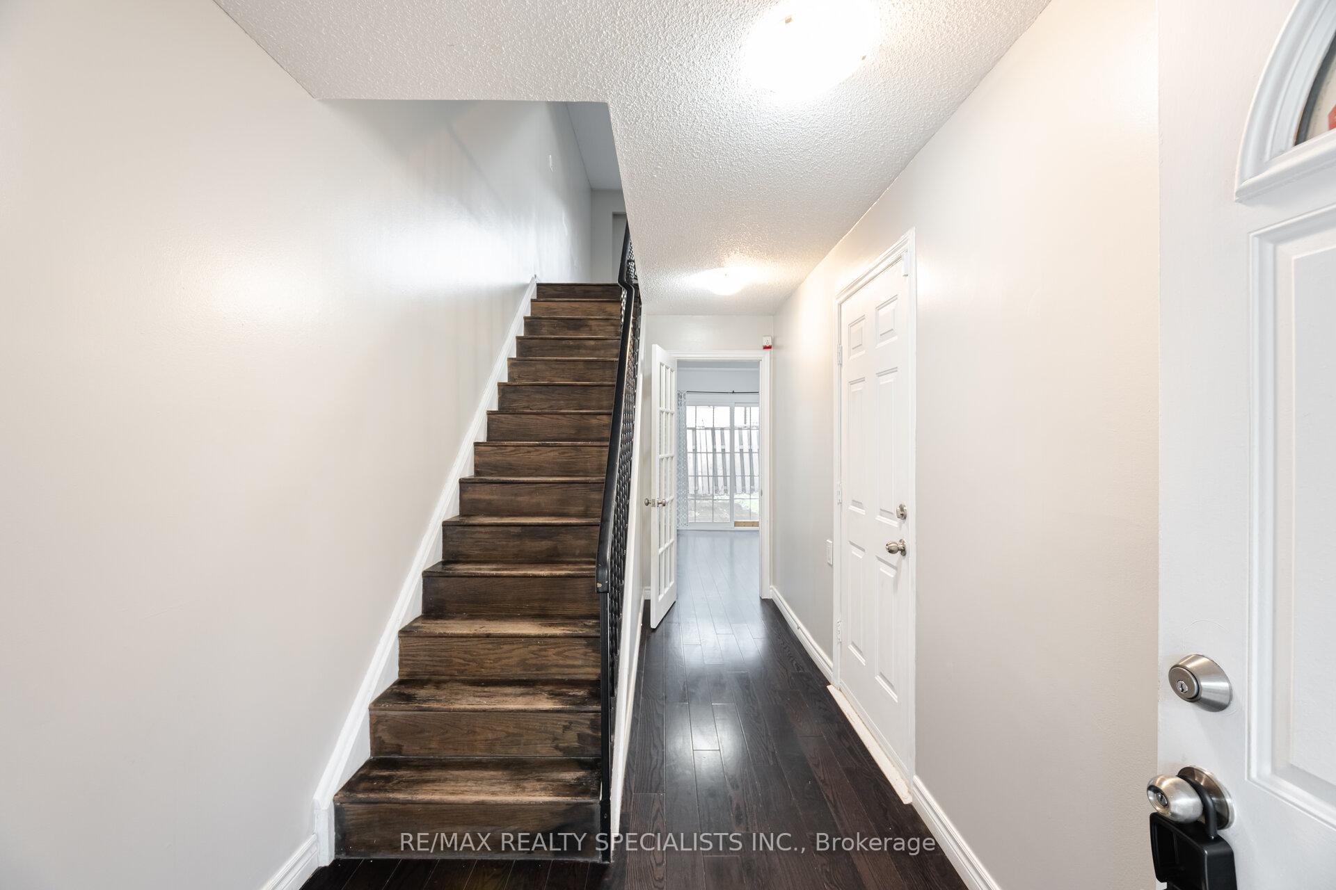 3 Bedrooms Condo at 2440 Bromsgrove, Mississauga For sale