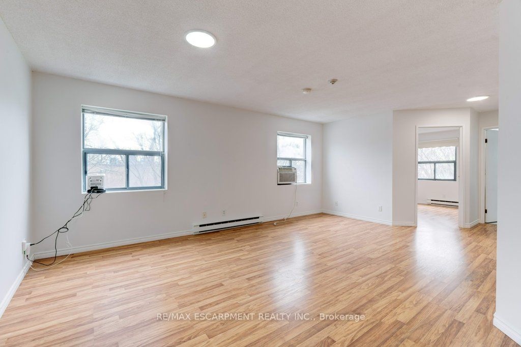 175 Hunter Street E, #207