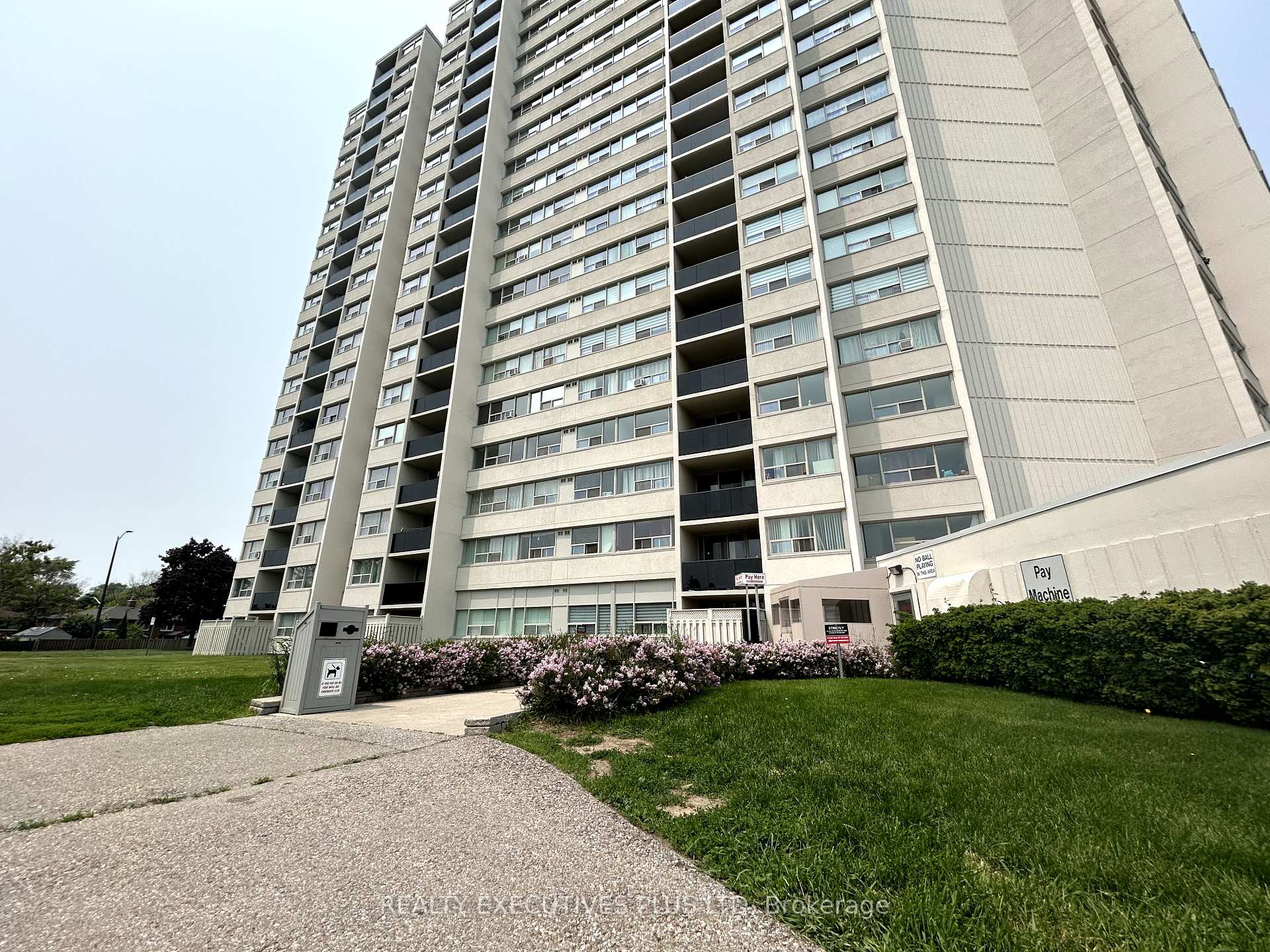 3 Bedrooms Condo at 530 Lolita, Mississauga For sale