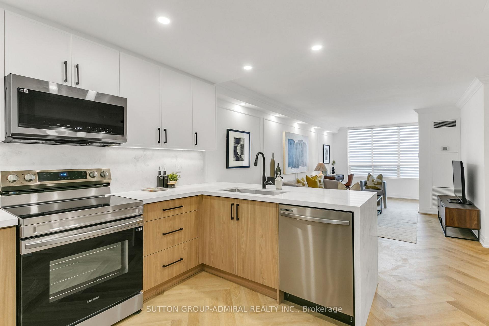 2 Bedrooms Condo at 7601 Bathurst, Vaughan For sale