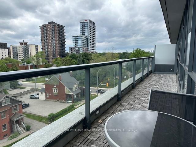 2 Bedrooms Condo at 1 Hurontario, Mississauga For sale