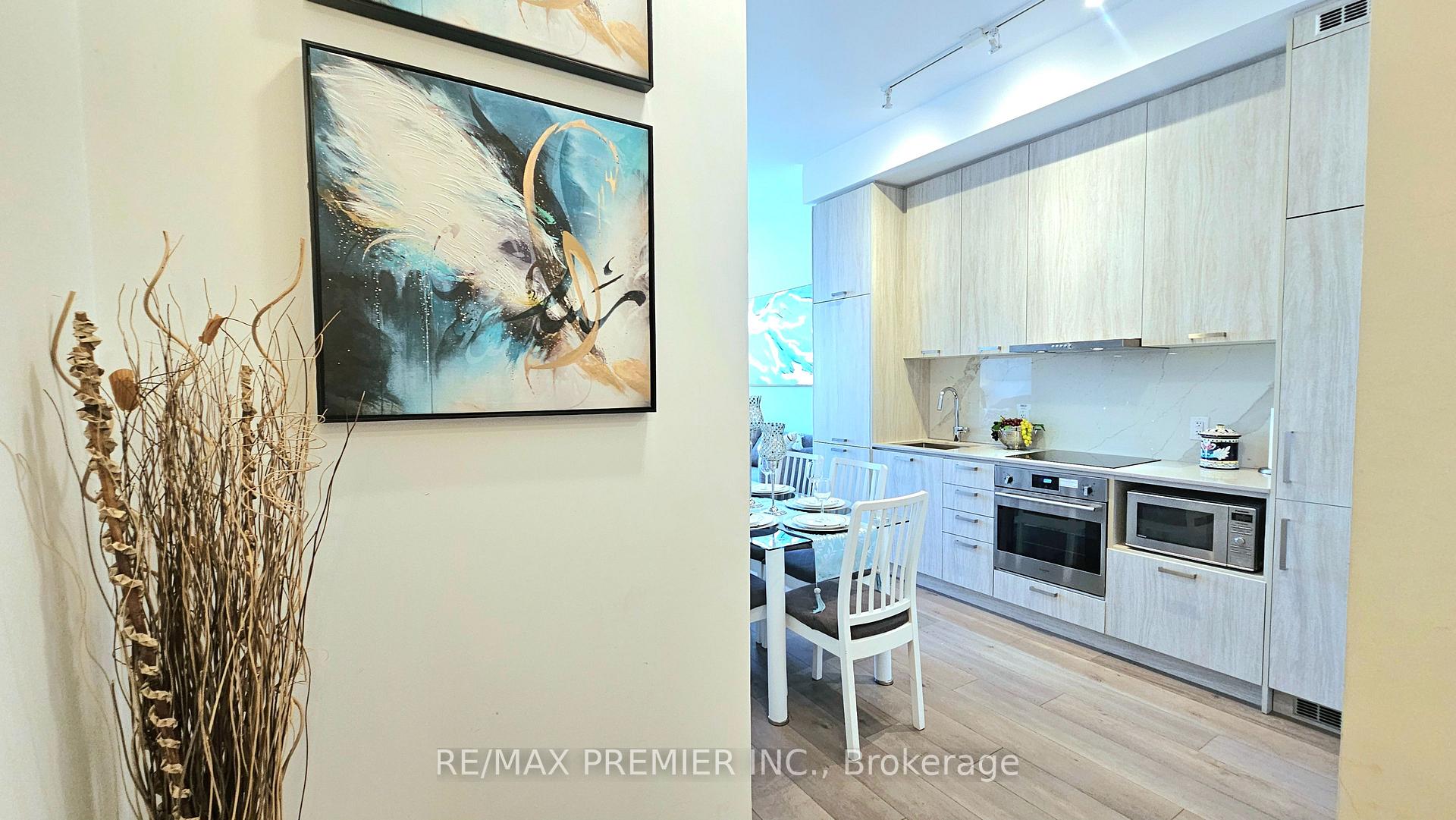 2 Bedrooms Condo at 10 Honeycrisp, Vaughan For sale