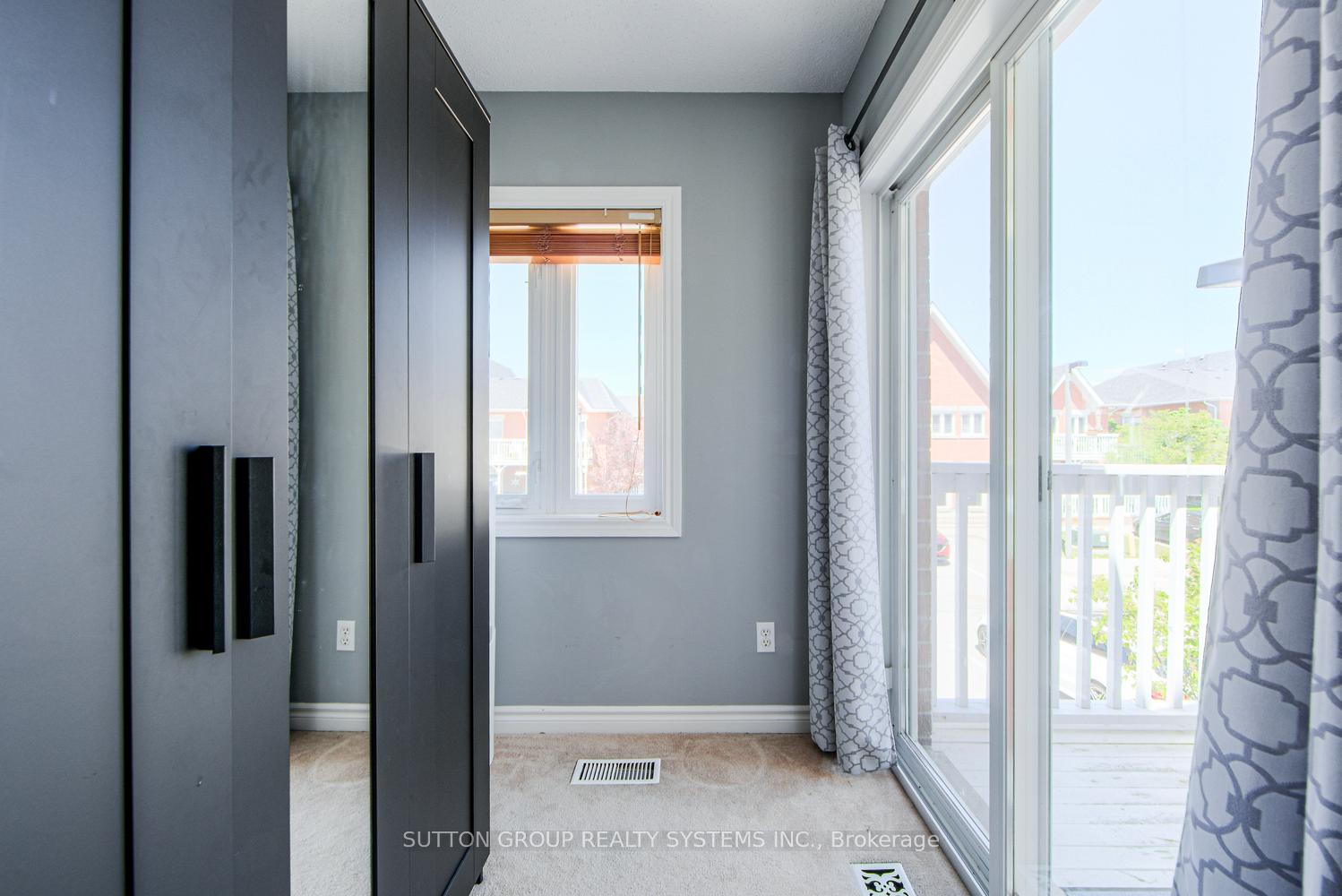 2 Bedrooms Condo at 1701 Lampman, Burlington For sale