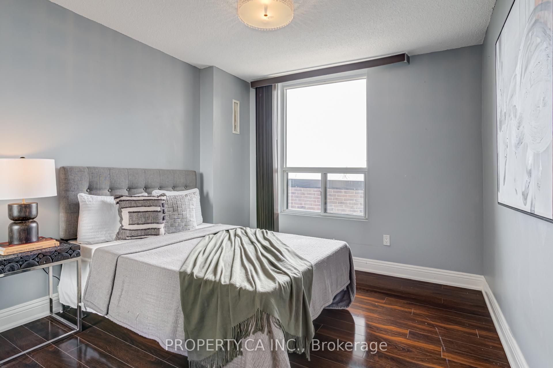 3 Bedrooms Condo at 1515 Lakeshore, Mississauga For sale