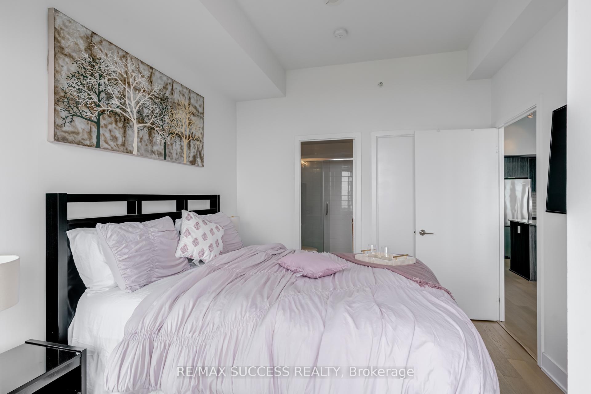 3 Bedrooms Condo at 20 Shore breeze, Toronto For sale