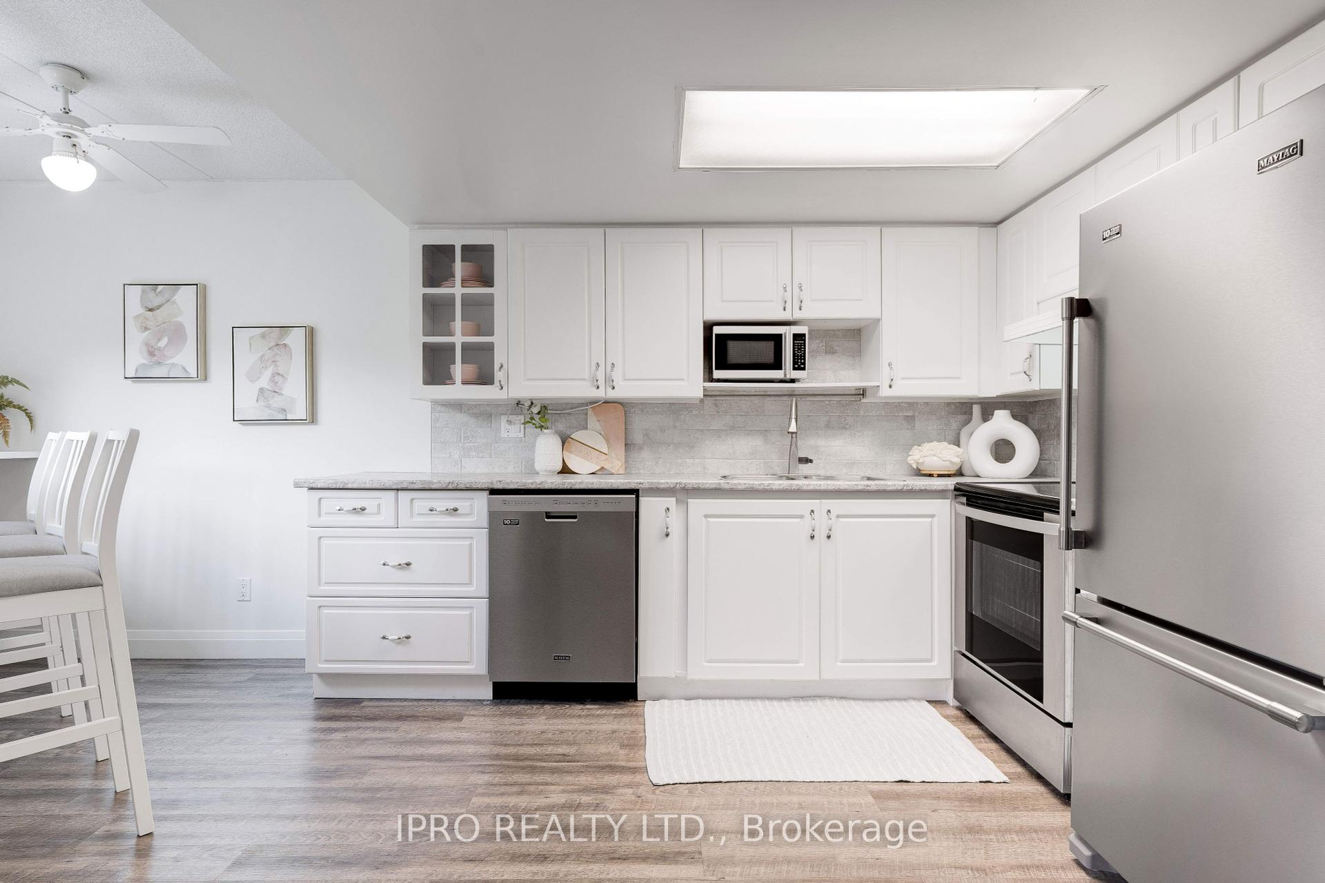 2 Bedrooms Condo at 3499 Upper Middle, Burlington For sale