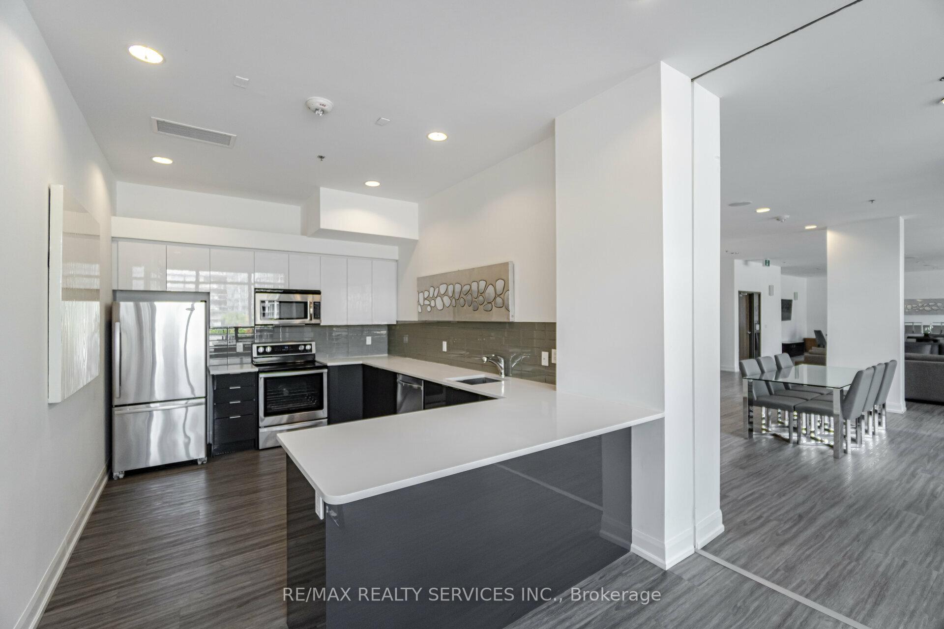 3 Bedrooms Condo at 2900 Highway 7, Vaughan For sale