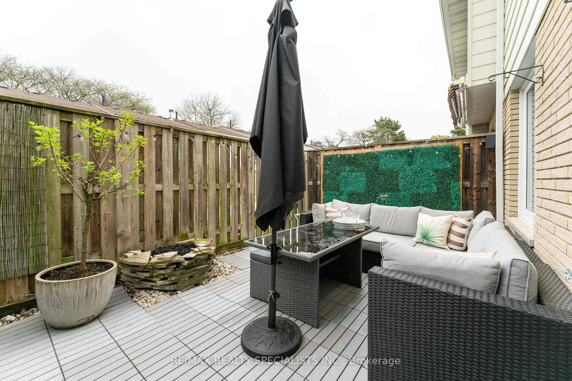 4 Bedrooms Condo at 2230 Upper Middle, Burlington For sale