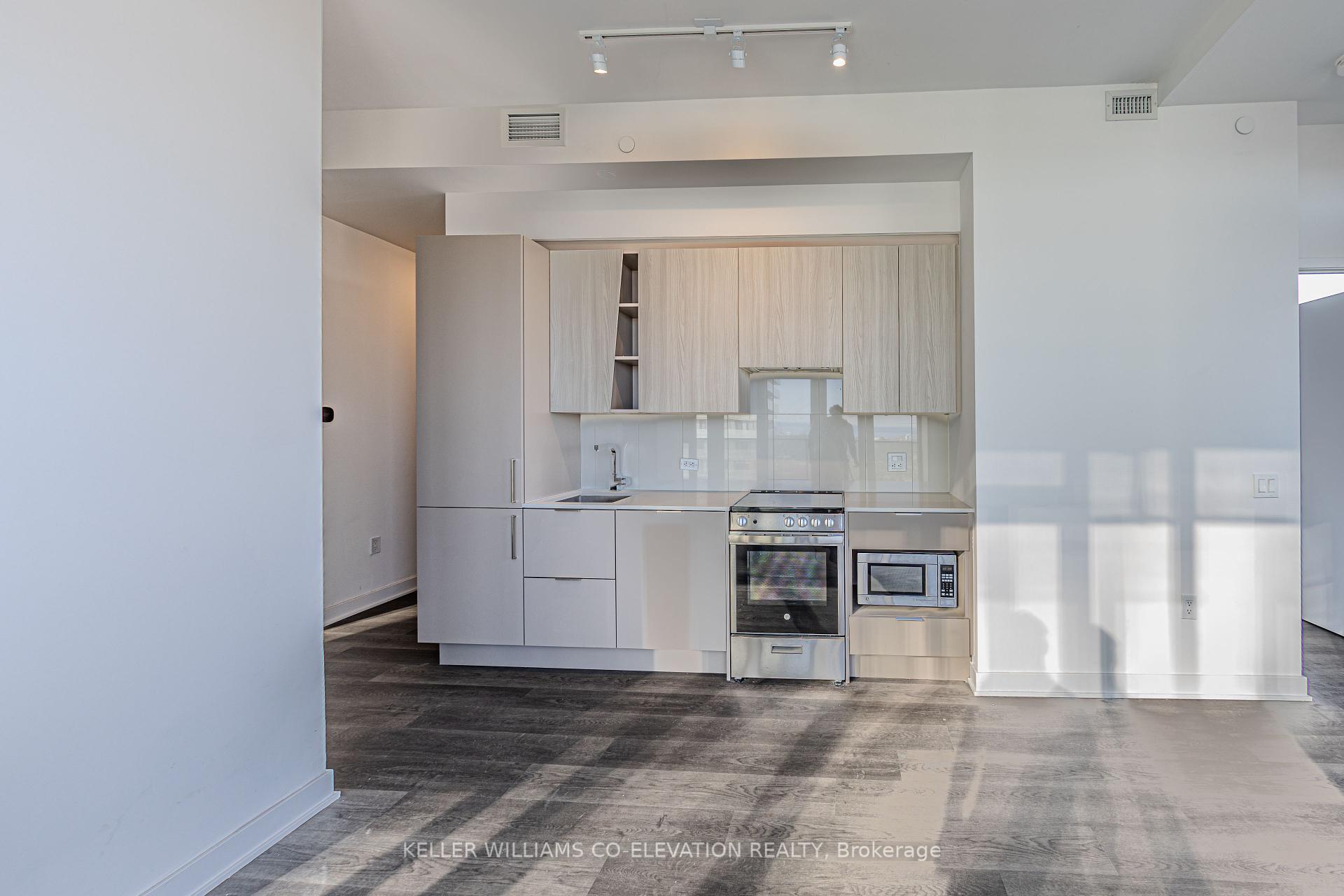 3 Bedrooms Condo at 3900 Confederation, Mississauga For sale