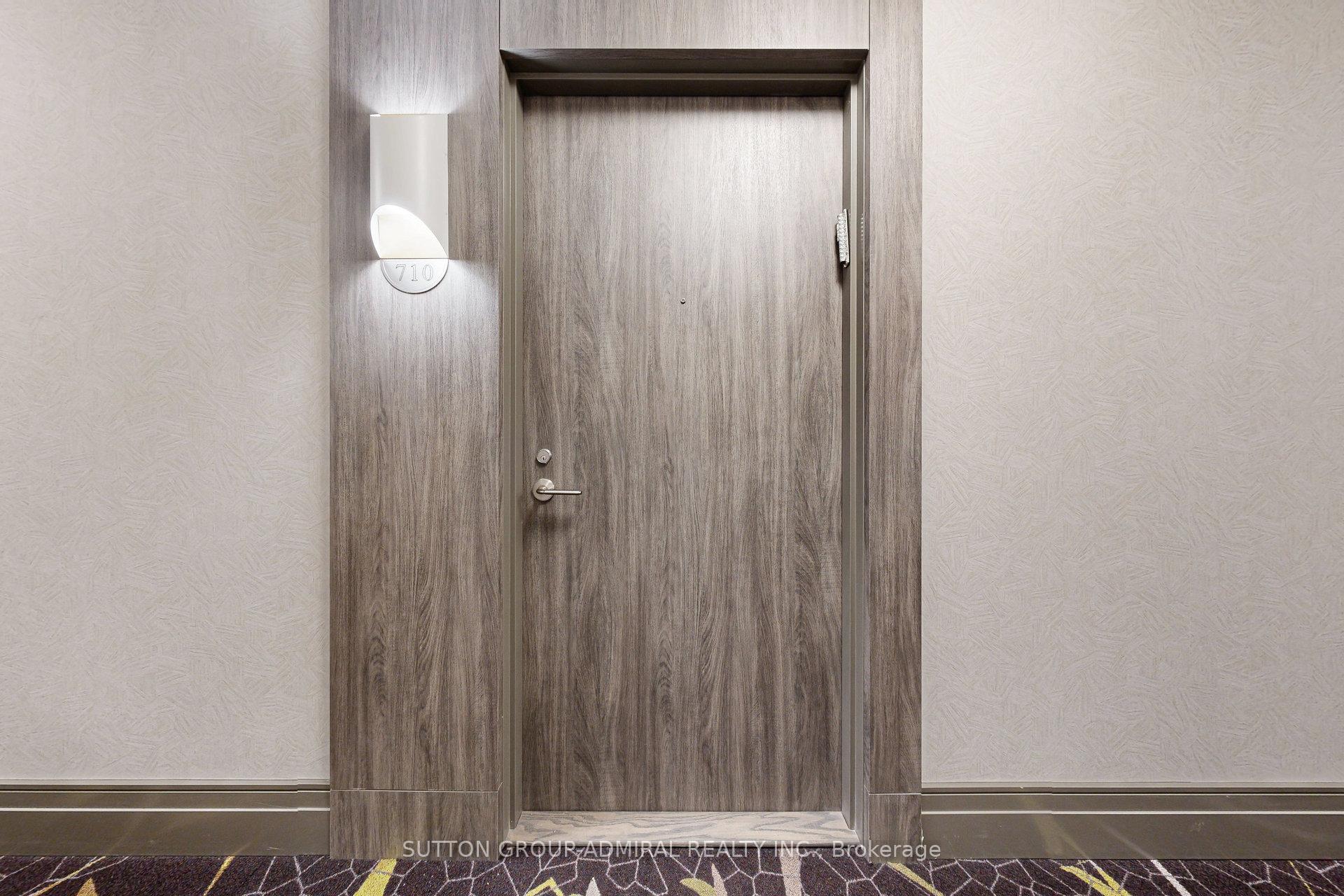 2 Bedrooms Condo at 20 Gatineau, Vaughan For sale