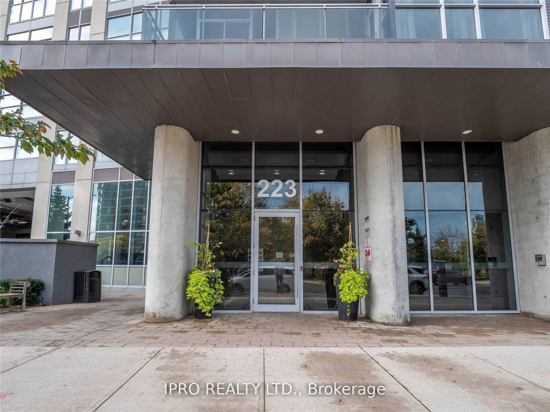 2 Bedrooms Condo at 223 Webb, Mississauga For sale