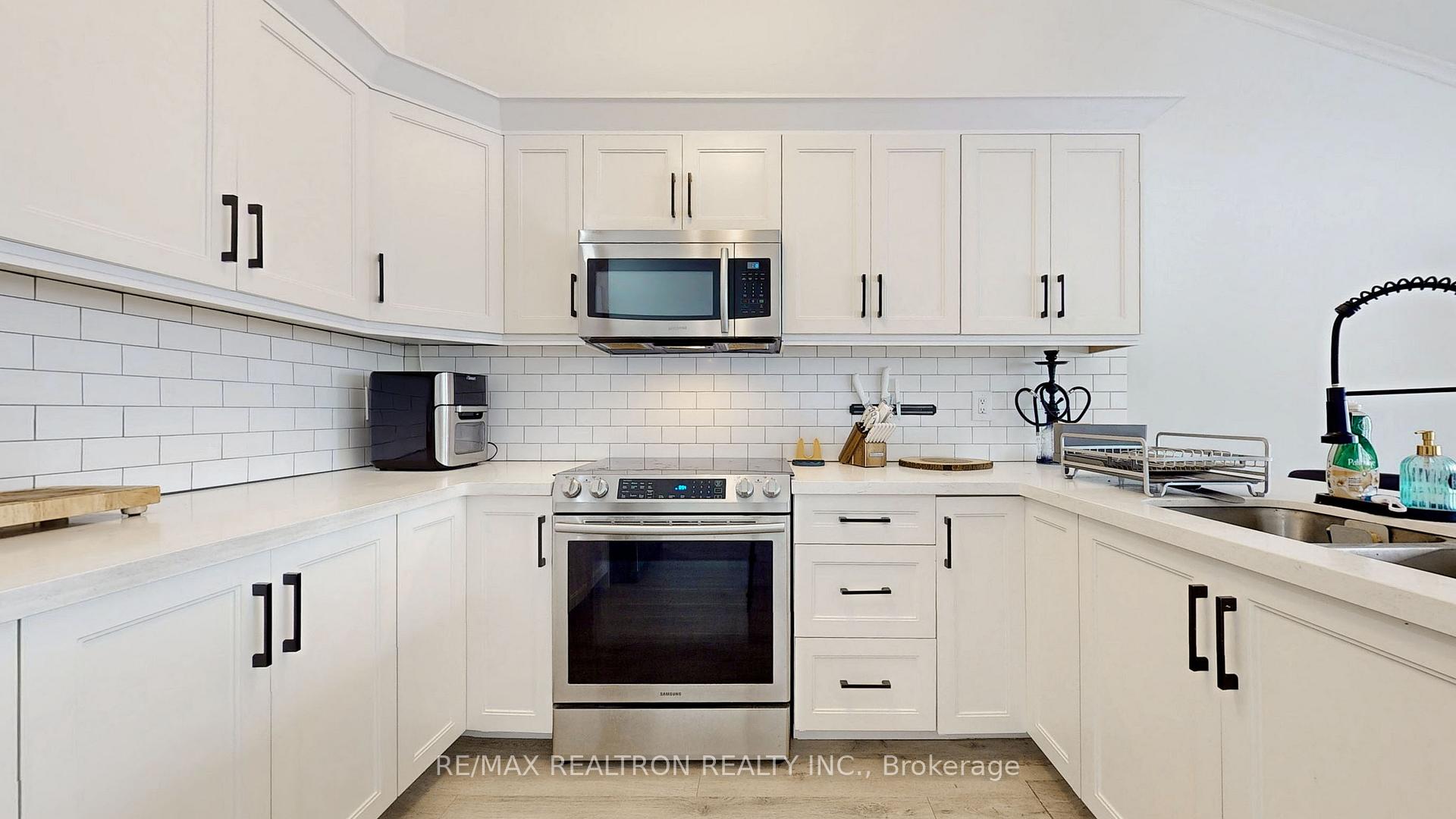 3 Bedrooms Condo at 1894 Kirkwall, Mississauga For sale