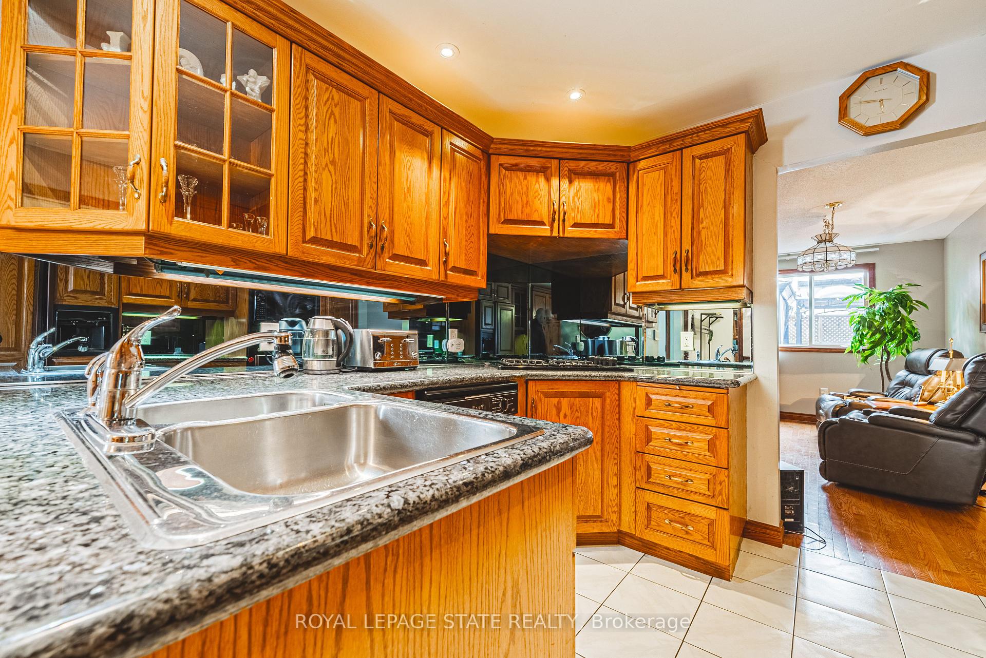 3 Bedrooms Condo at 100 Quigley, Hamilton For sale