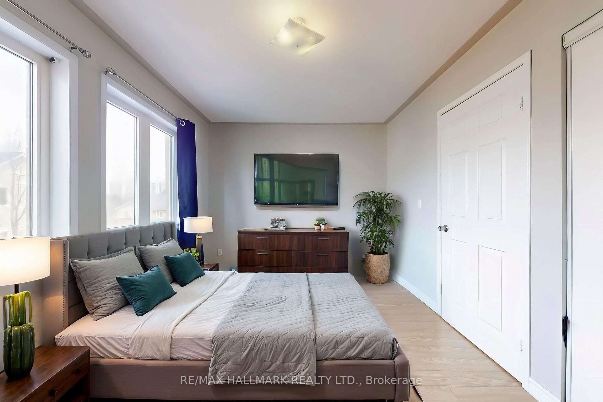 3 Bedrooms Condo at 83 Mondeo,  Toronto For sale