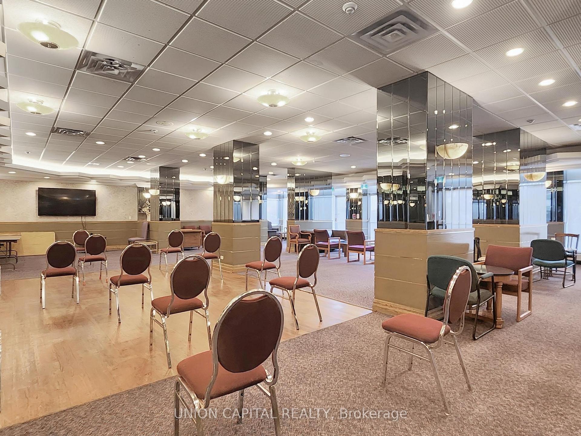 3 Bedrooms Condo at 28 Hollywood, Toronto For sale
