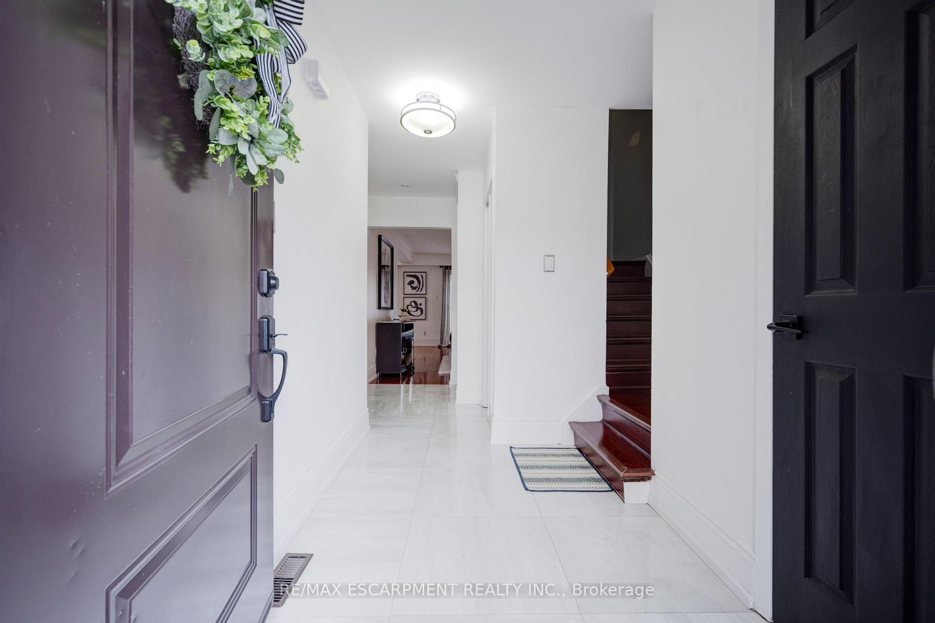 4 Bedrooms Condo at 3430 Brandon Gate, Mississauga For sale