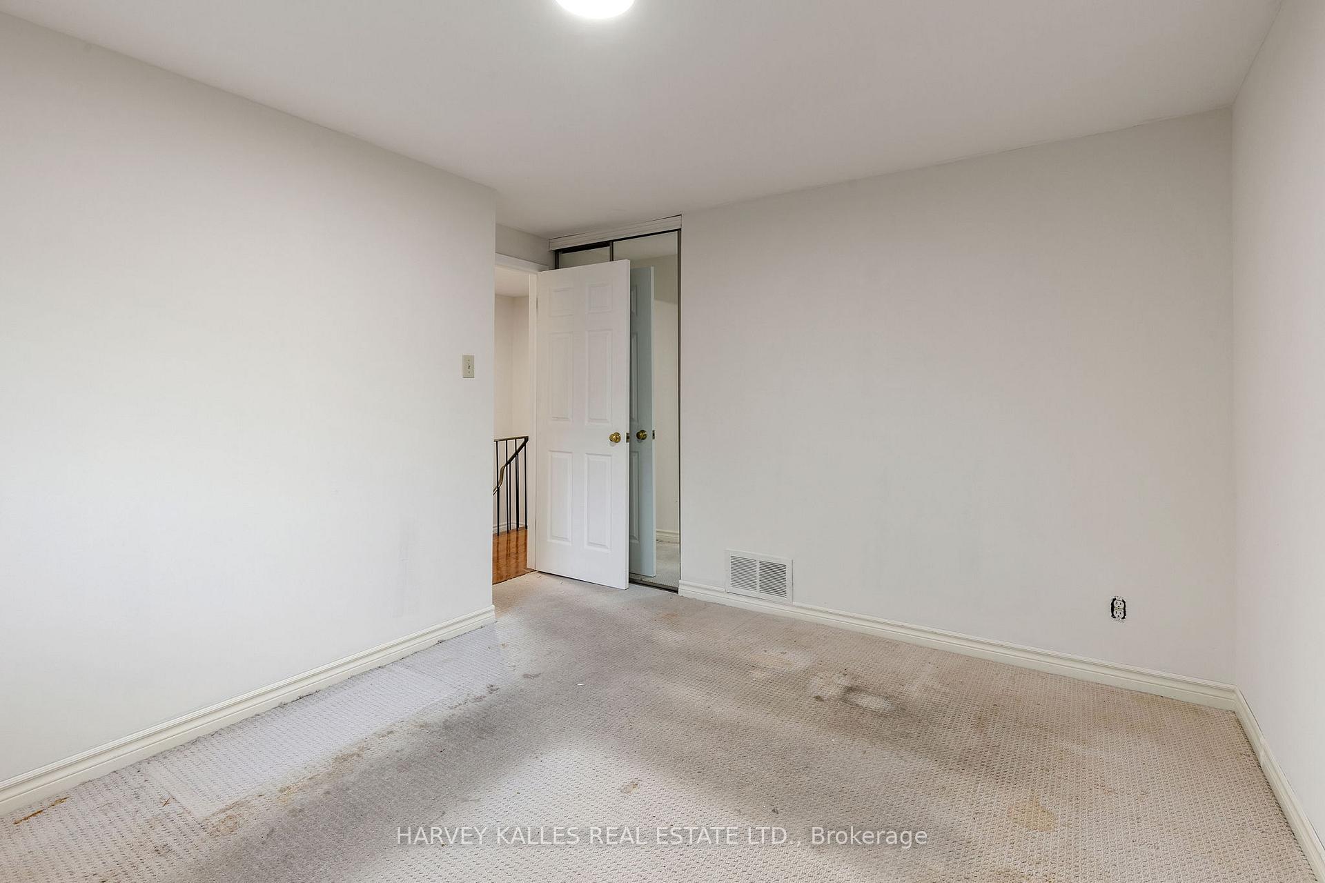 3 Bedrooms Condo at 2020 South Millway, Mississauga For sale